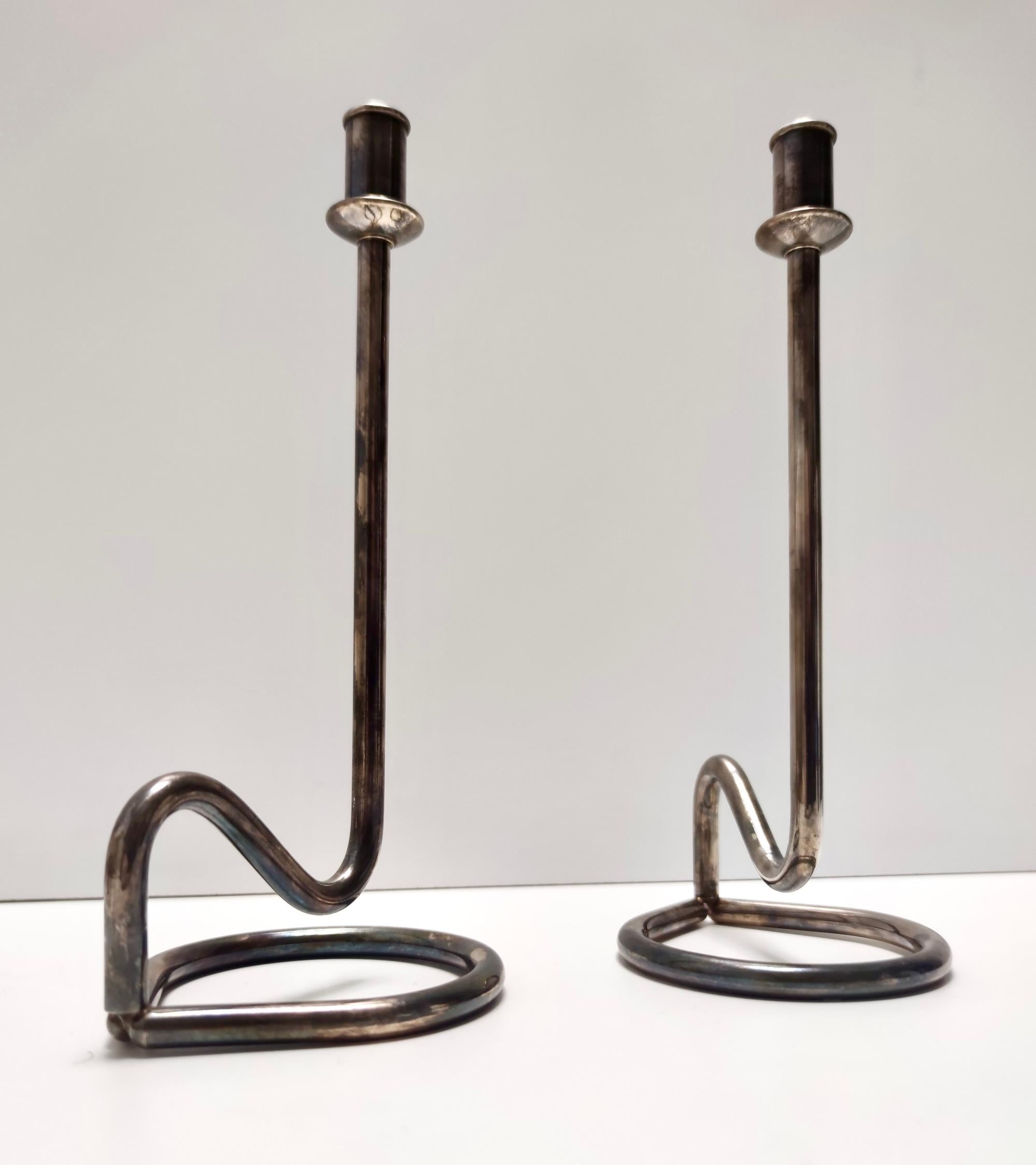 Minimalist Pair of Silver Plated Metal Candleholders in the Style of Sabattini In Excellent Condition For Sale In Bresso, Lombardy