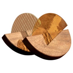 Minimalistische Skulptur aus Parota-Holz und farbigem, strukturiertem Glas „Brújula“