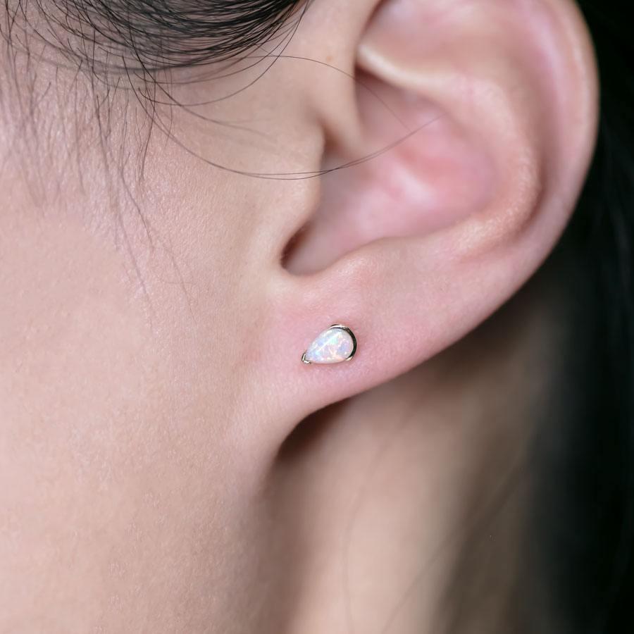 Arts and Crafts Boucles d'oreilles minimaliste en or jaune 14K avec opale australienne en forme de poire en vente