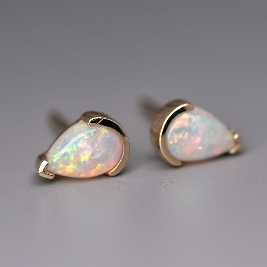 Taille poire Boucles d'oreilles minimaliste en or jaune 14K avec opale australienne en forme de poire en vente