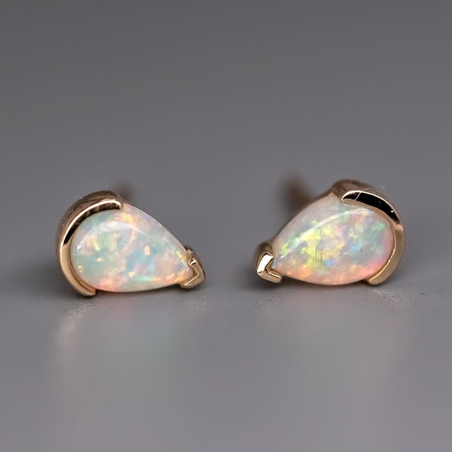 Boucles d'oreilles minimaliste en or jaune 14K avec opale australienne en forme de poire Neuf - En vente à Suwanee, GA
