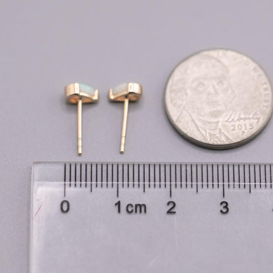 Boucles d'oreilles minimaliste en or jaune 14K avec opale australienne en forme de poire Unisexe en vente