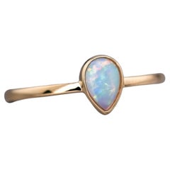 Bague minimaliste en or jaune 14 carats avec opale naturelle australienne en forme de poire