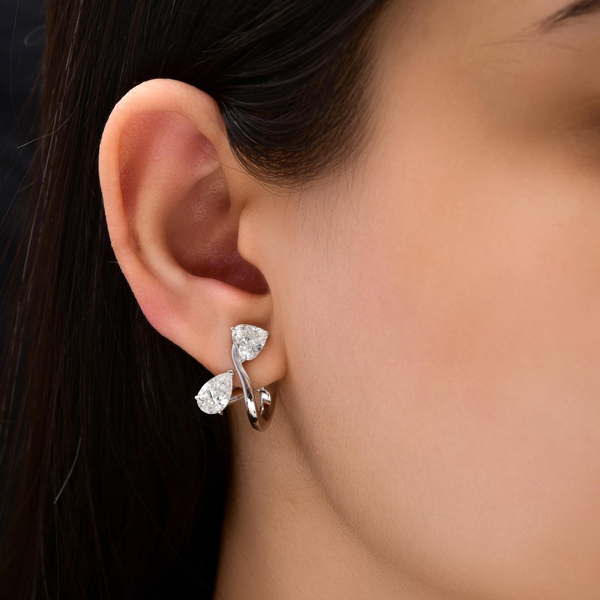 Minimalistische Birne Trillion Cut 4 Karat Diamant 18k Weißgold Twisted Ohrringe
Sie sind aus poliertem Weißgold gefertigt und schmiegen sich mit ihrer anmutig geschwungenen Silhouette zart um das Ohrläppchen. Das Design wird durch zwei