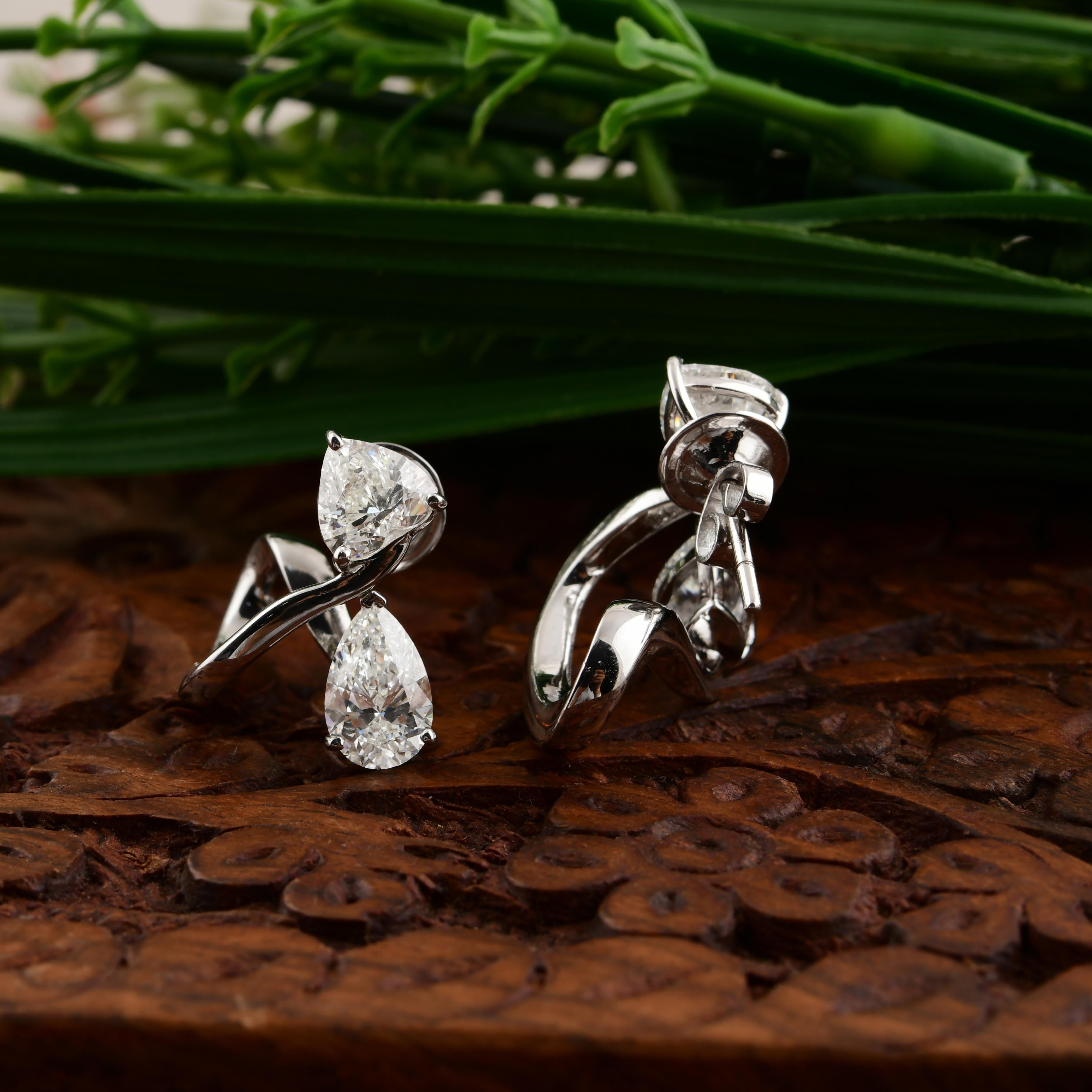 Minimalistische Birne Trillion Cut 4 Karat Diamant 18k Weißgold Twisted Ohrringe im Zustand „Neu“ im Angebot in Diera, Dubai