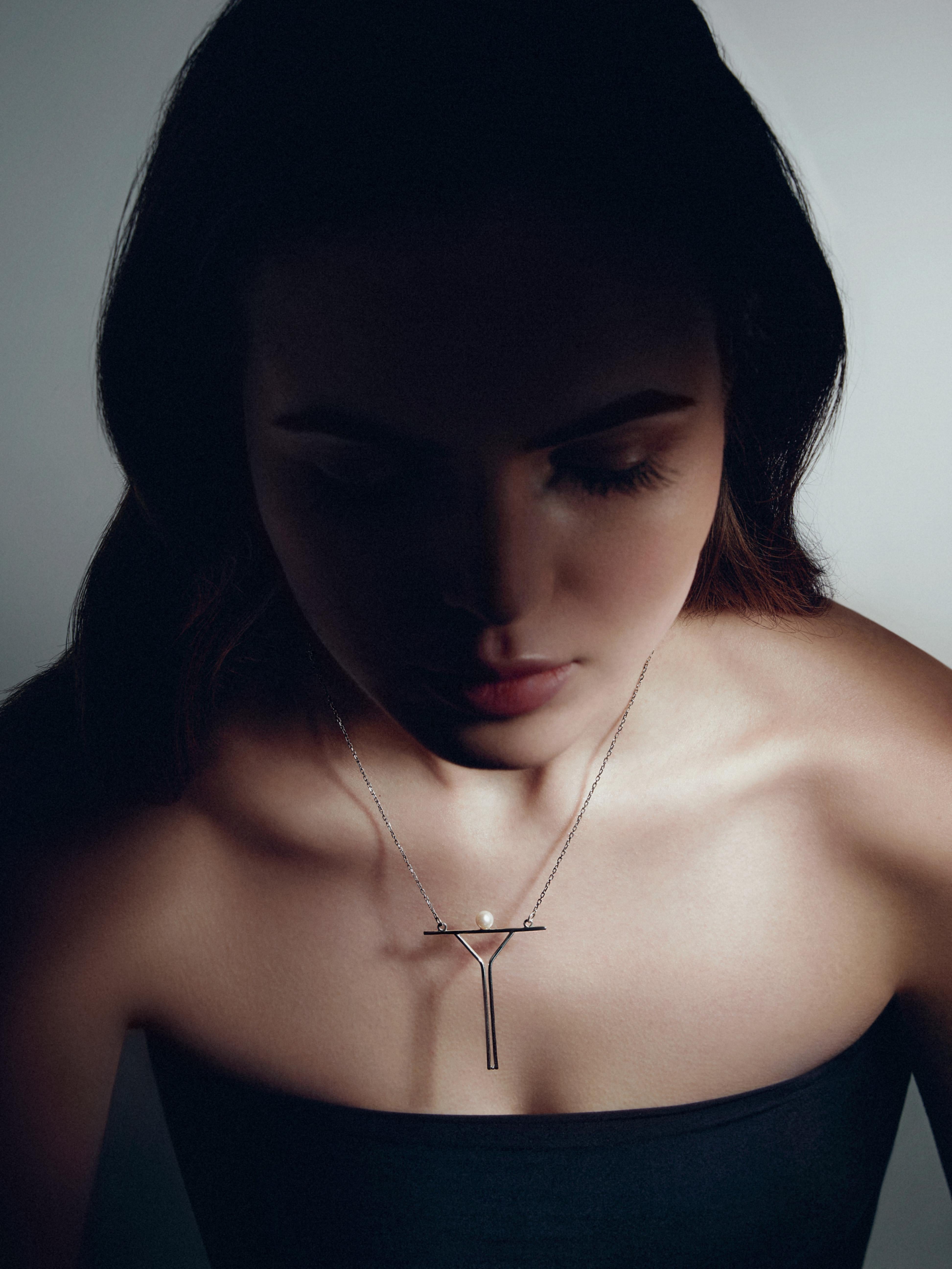 Na Linii - Minimalist Pearl Collection
Introducing the Na Linii collection - an exquisite fusion of geometric minimalism and timeless elegance. This contemporary jewelry set features a pendant necklace and matching earrings, meticulously crafted in