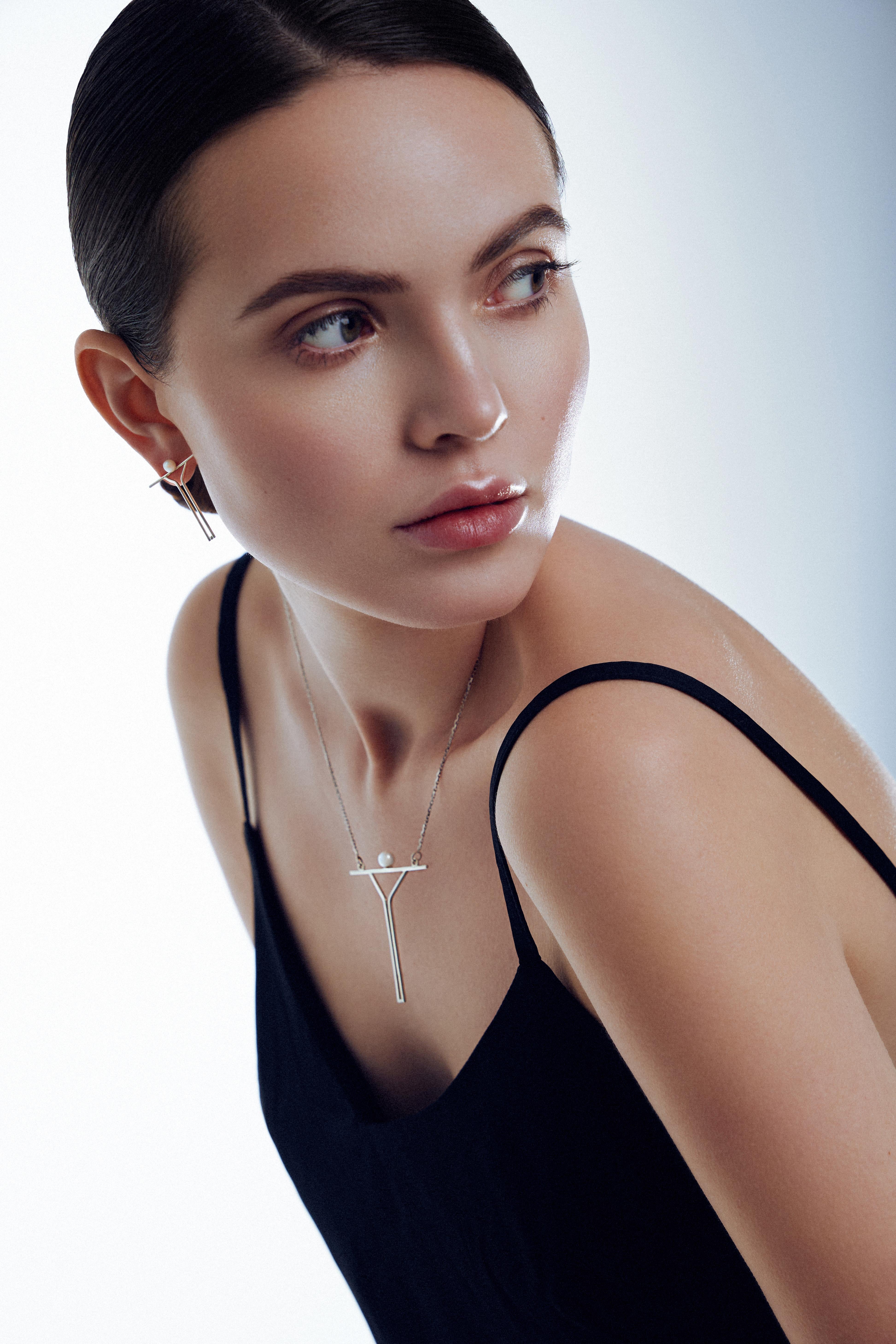 Minimalist Pearl Contemporary Pendant on Chain and Earrings 925 Sterling Silver In New Condition For Sale In Vilnius, LT