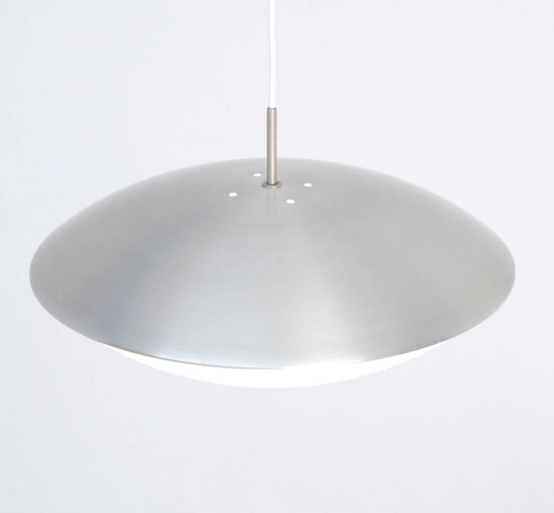 This beautiful Minimalist pendant lamp, mod. 4065, was designed by Jan Hoogervorst for Anvia in the 1950s.
It is a perfect combination of aluminum and white perspex.
This Minimalist lamp is in good vintage condition.
