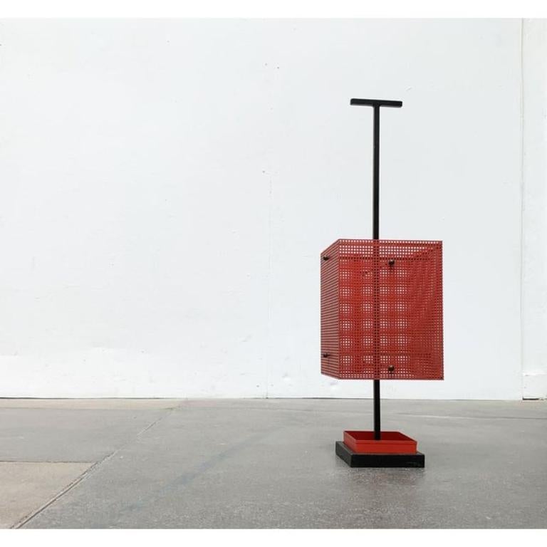 Minimalistischer Umbrella Stand aus perforiertem Stahl, 1960er Jahre (Moderne der Mitte des Jahrhunderts) im Angebot
