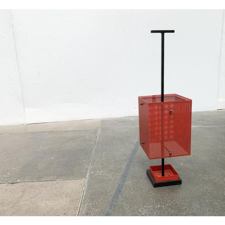 Minimalistischer Umbrella Stand aus perforiertem Stahl, 1960er Jahre (Metall) im Angebot