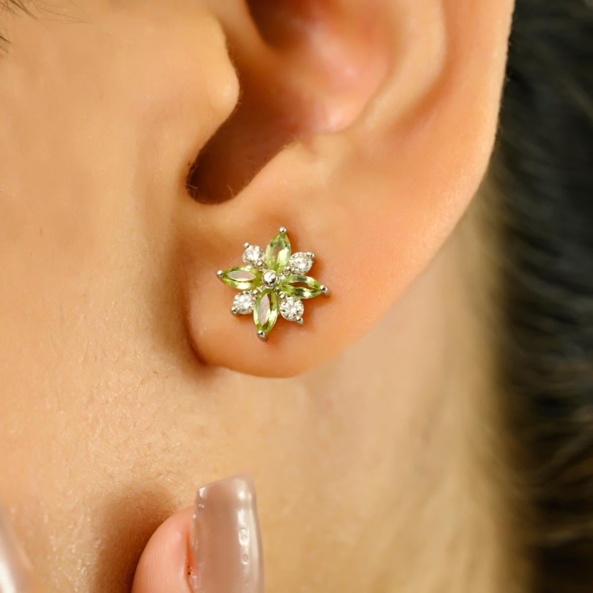 Taglio marquise Orecchini minimalisti a fiore di peridoto e diamanti per lei in oro bianco 14k in vendita