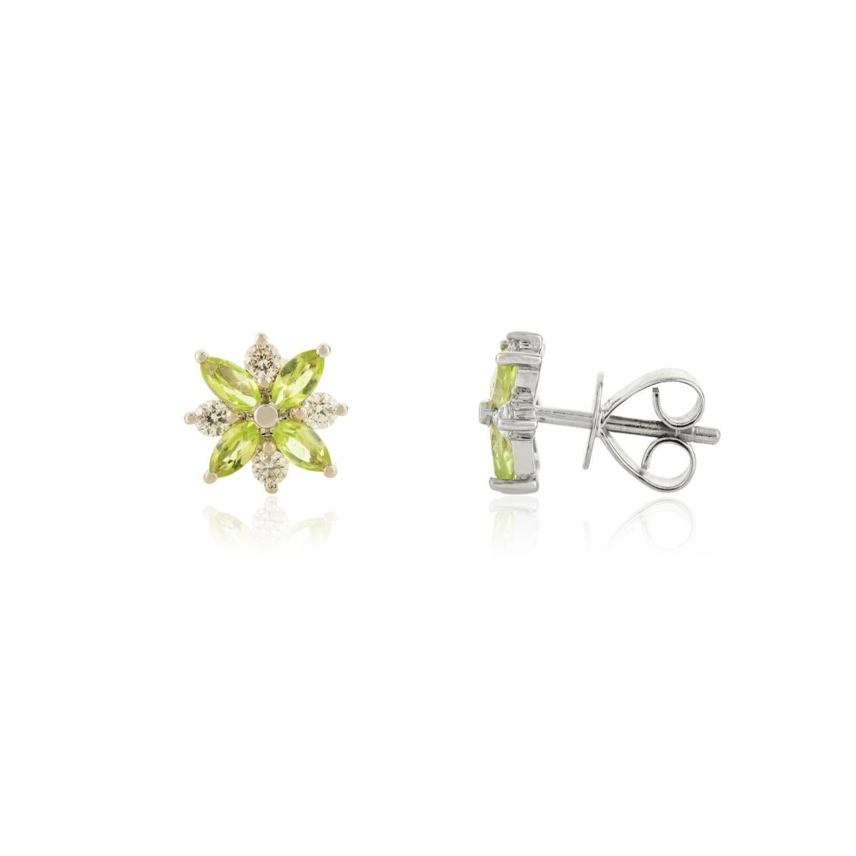 Orecchini minimalisti a fiore di peridoto e diamanti per lei in oro bianco 14k In condizioni Nuovo in vendita a New York, NY
