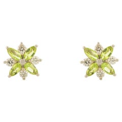Boucles d'oreilles minimaliste en or blanc 14k avec fleurs en péridot et diamants pour elle