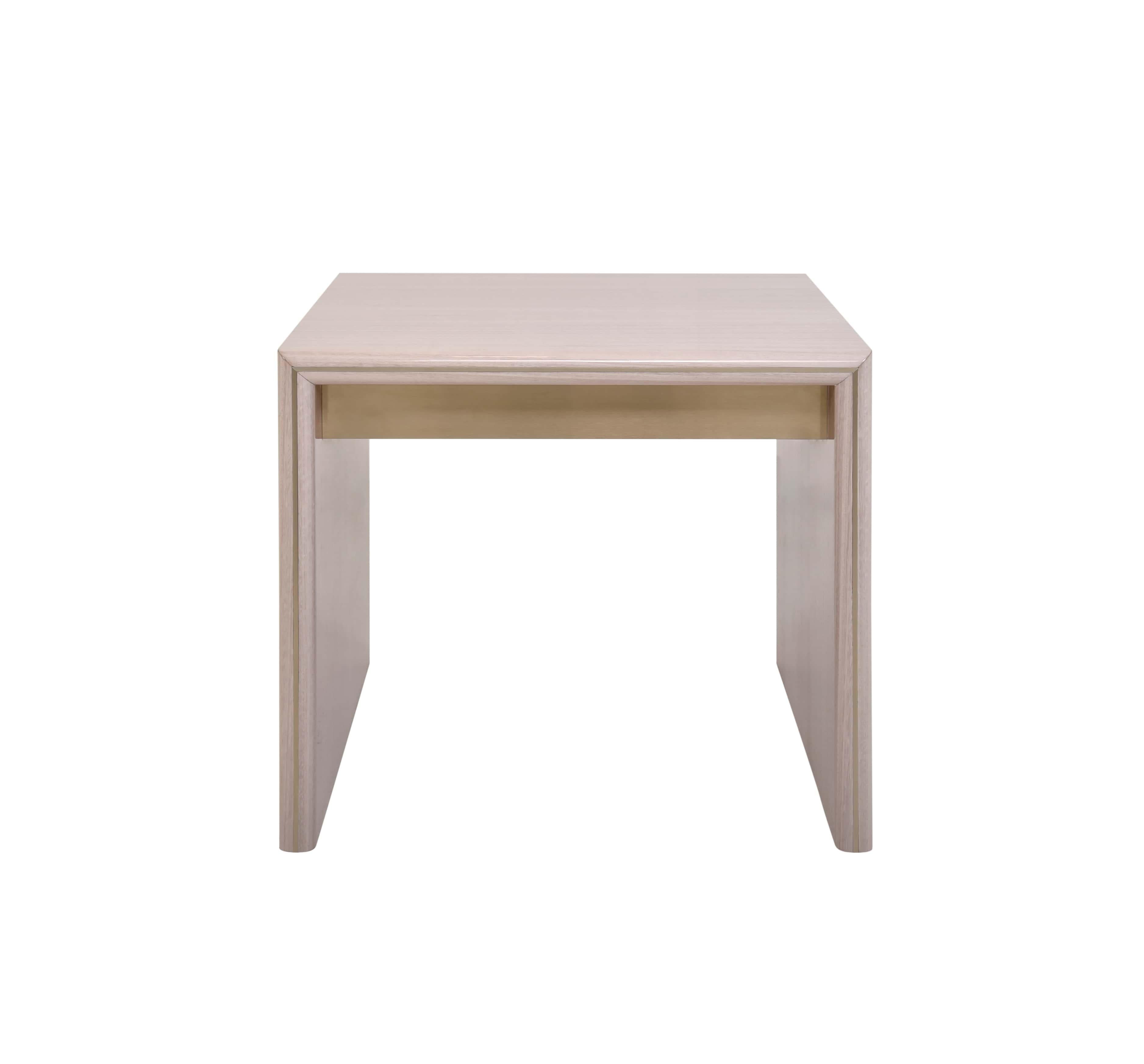 Étude d'équilibre et de contraste des matériaux, cette table d'appoint allie la chaleur de la finition bois à l'élégance subtile des détails en métal. La dualité de tons clairs et forts crée une présence architecturale frappante, tandis que les