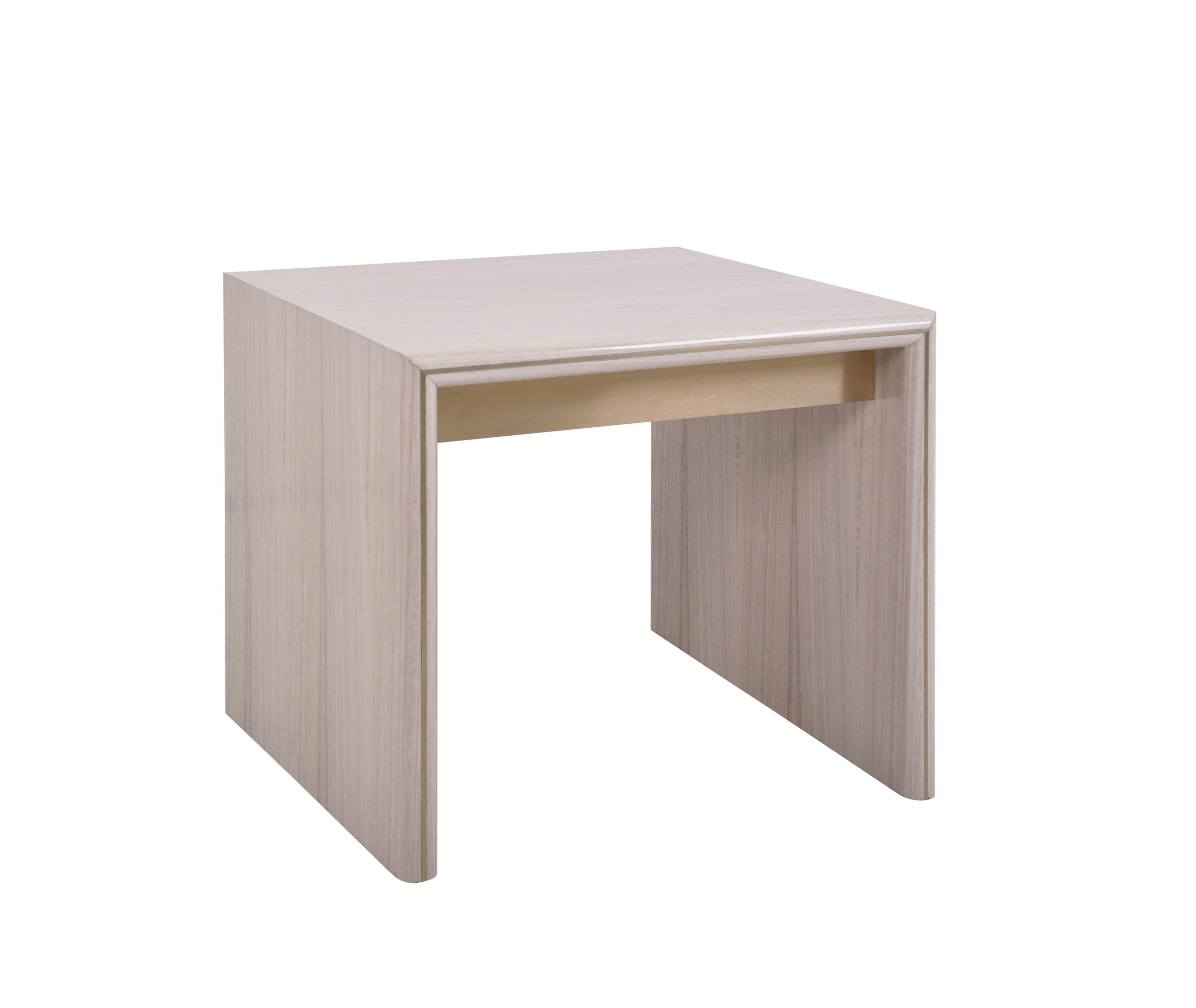 Moderne Table d'appoint minimaliste en bois Petra avec détails métalliques en laiton fumé en vente