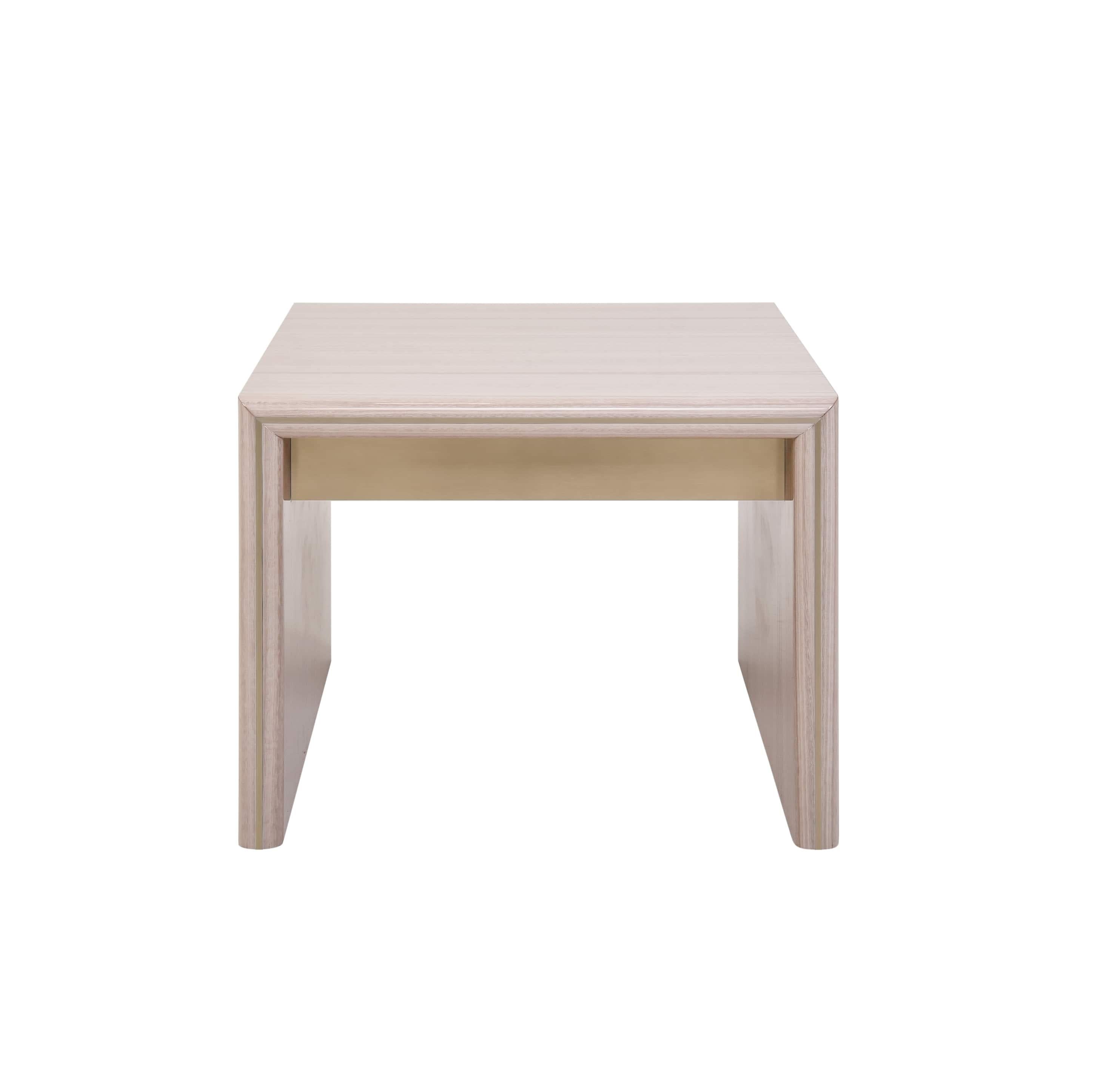 Portugais Table d'appoint minimaliste en bois Petra avec détails métalliques en laiton fumé en vente