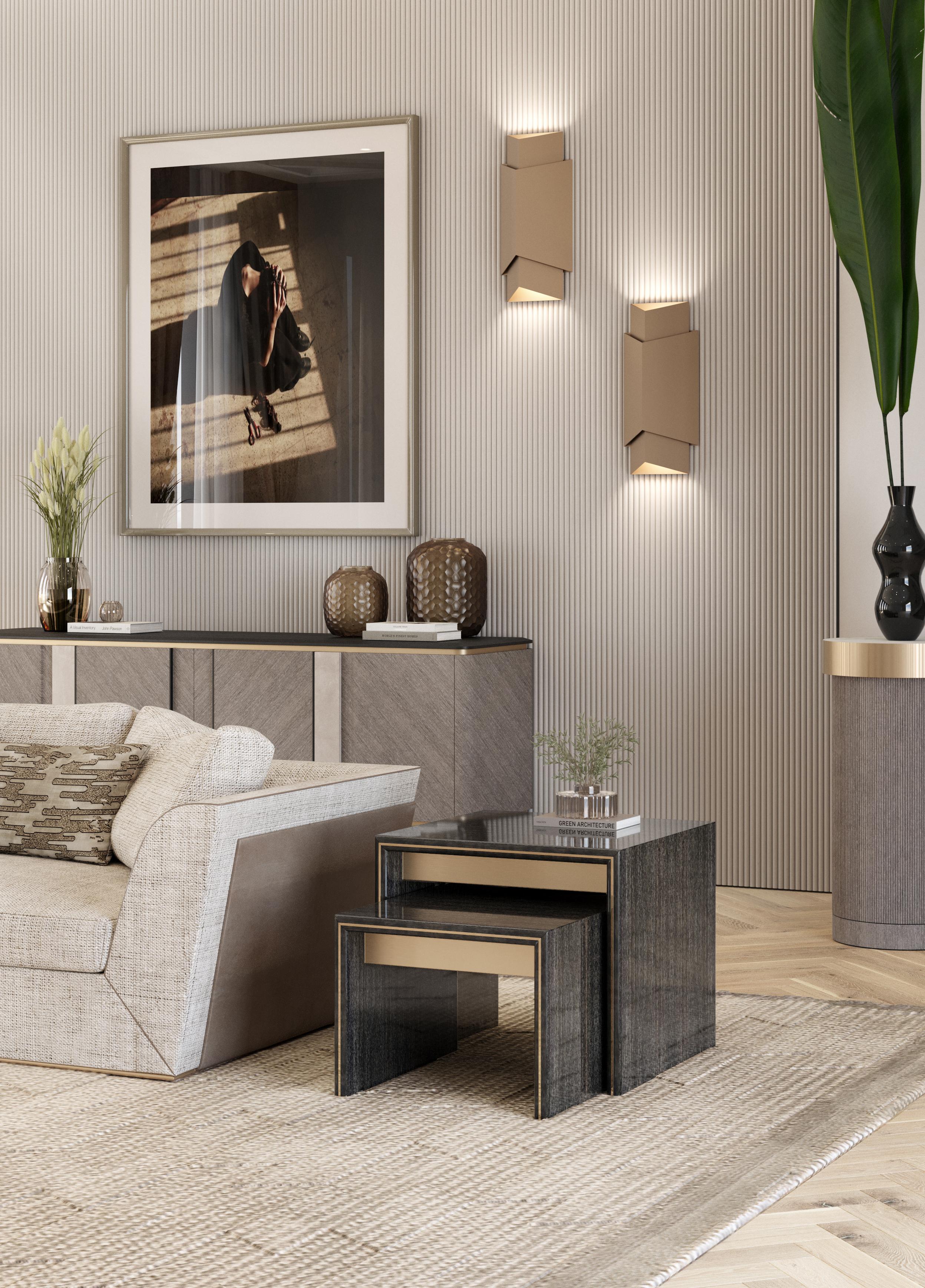 Brossé Table d'appoint minimaliste en bois Petra avec détails métalliques en laiton fumé en vente