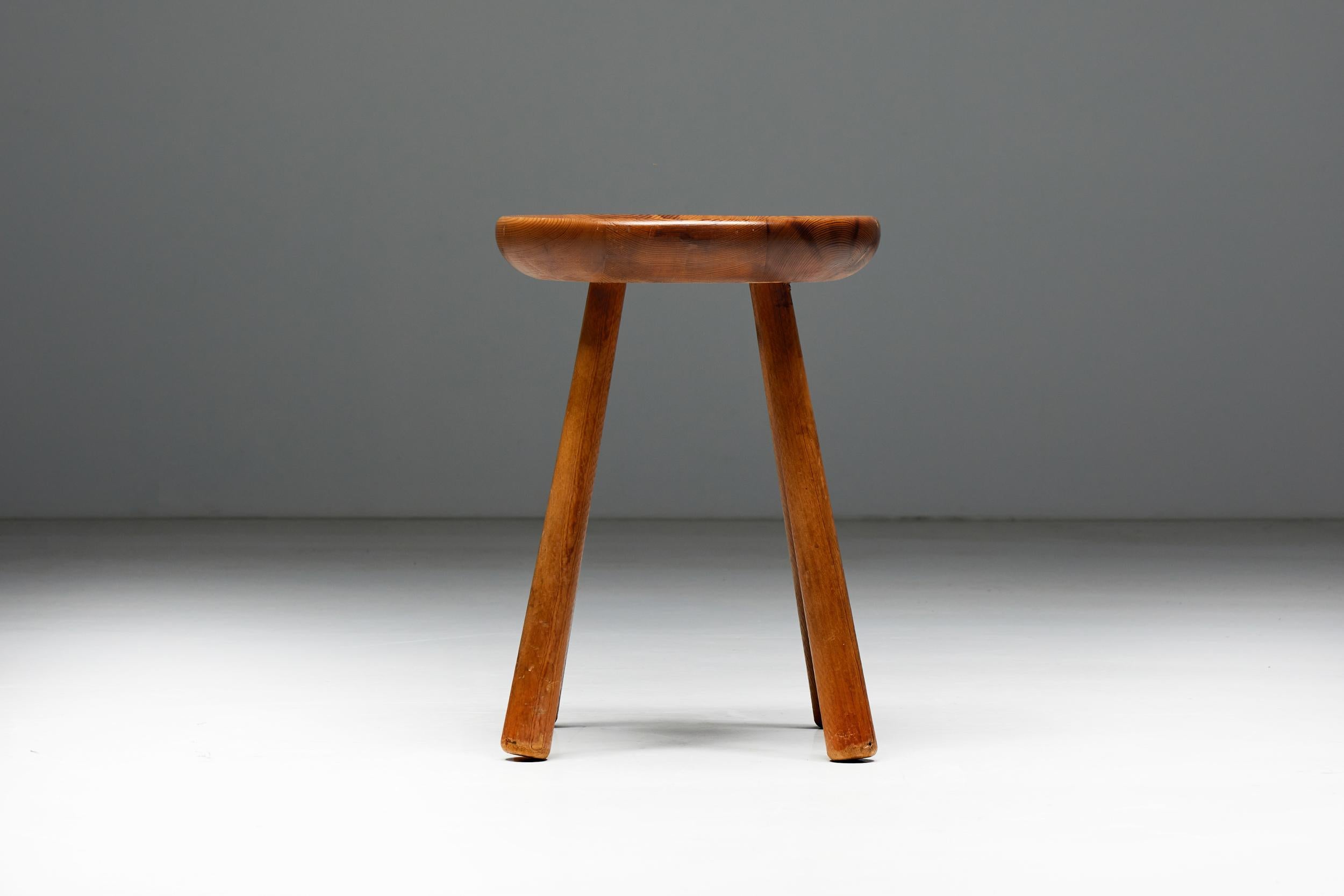 Minimalist Pine Stools, France, 1950s In Excellent Condition For Sale In Antwerp, BE