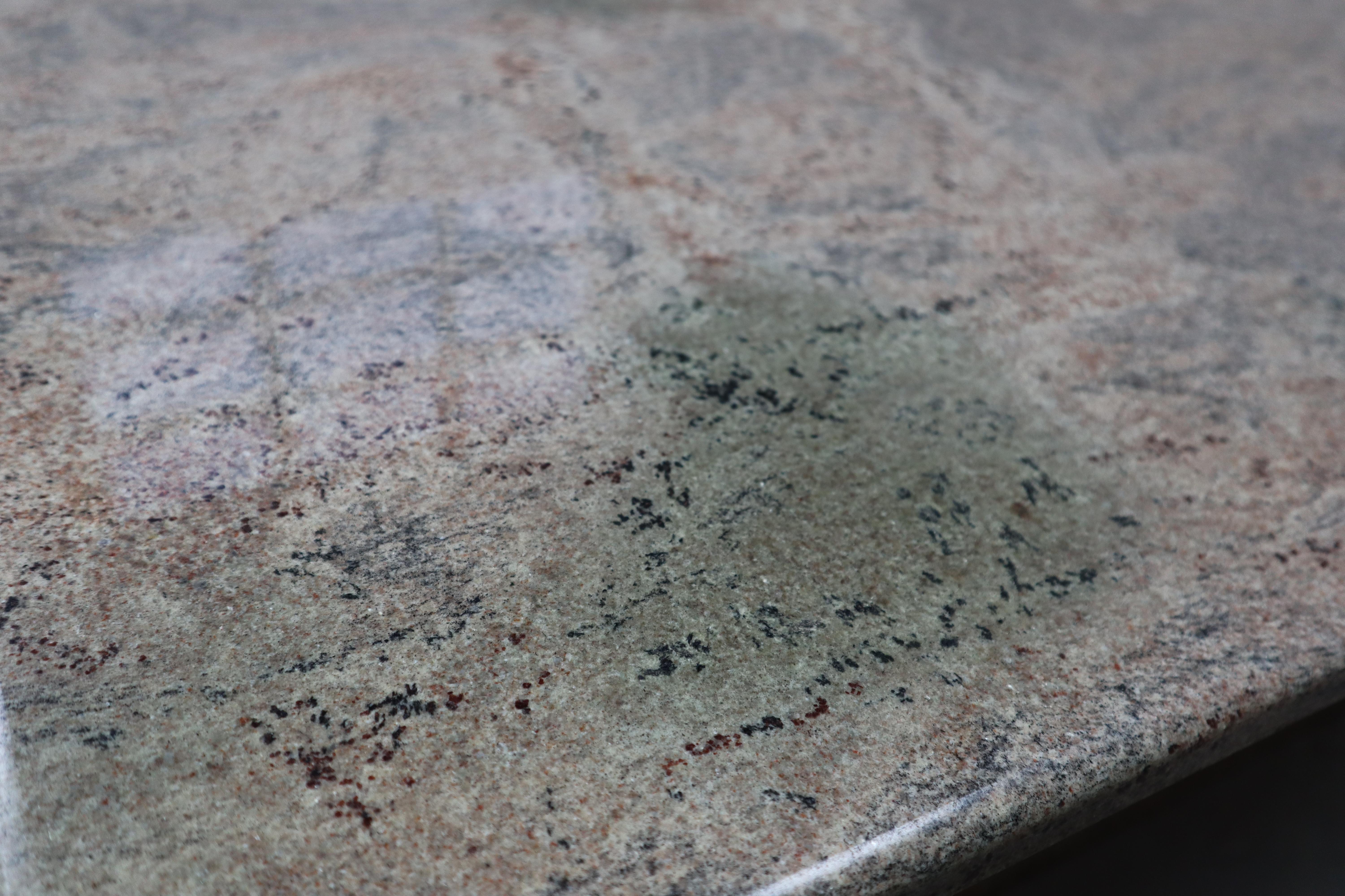 Minimalist pink granite coffee table, 1980's Belgium In Good Condition For Sale In Langemark-Poelkapelle, BE