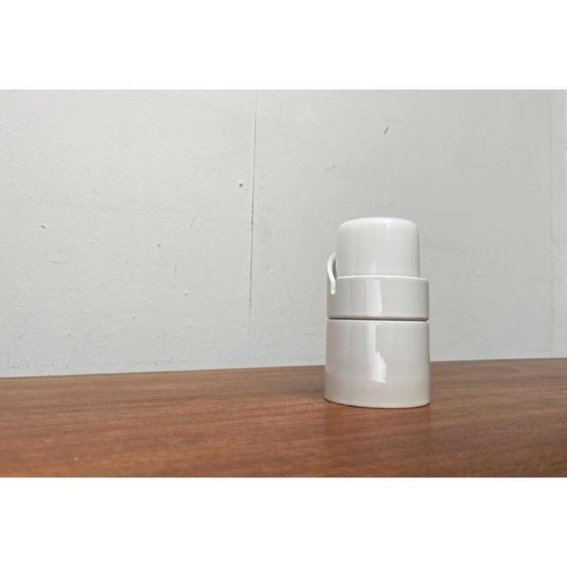 Aplique de baño minimalista de porcelana de Knud Holscher para IFÖ, Suecia, años 80 en venta 6