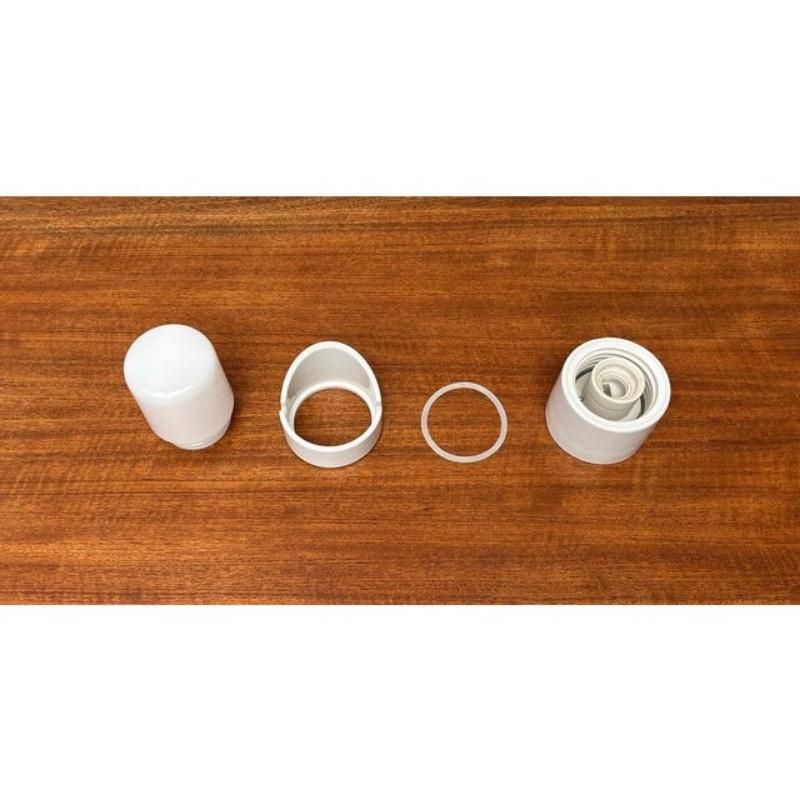 Aplique de baño minimalista de porcelana de Knud Holscher para IFÖ, Suecia, años 80 Vidrio en venta