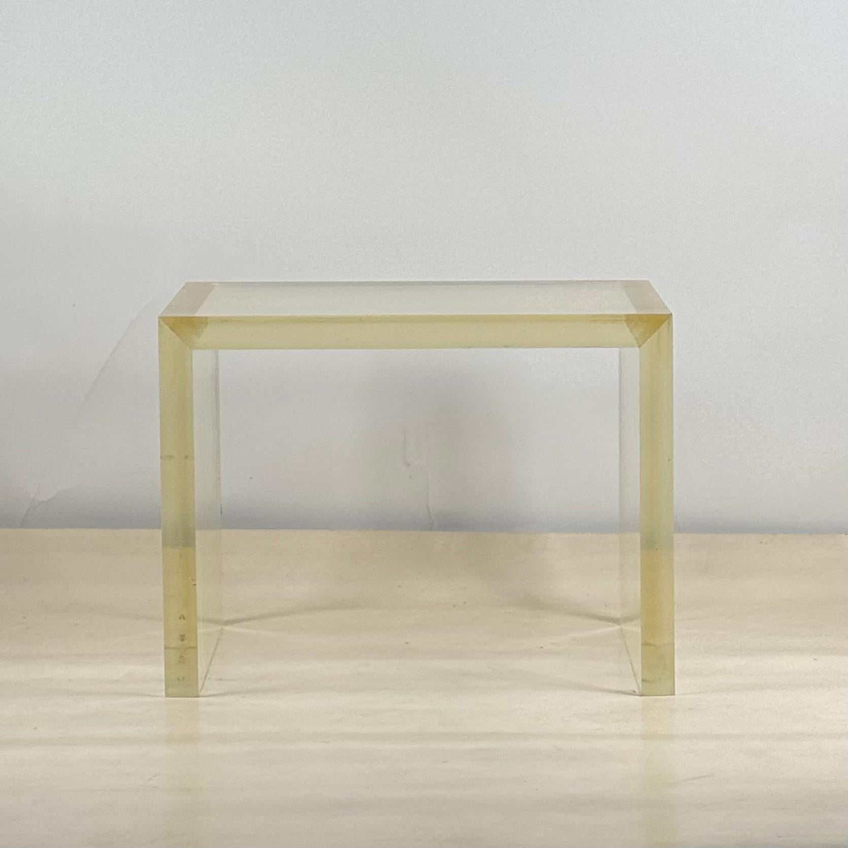 Cette table d'appoint minimaliste en lucite (lourde) robuste et épaisse sera un ajout élégant à tout projet de design contemporain. Utilisez-la en bout de canapé, comme table de nuit ou comme petite table basse dans un espace restreint. C'est le