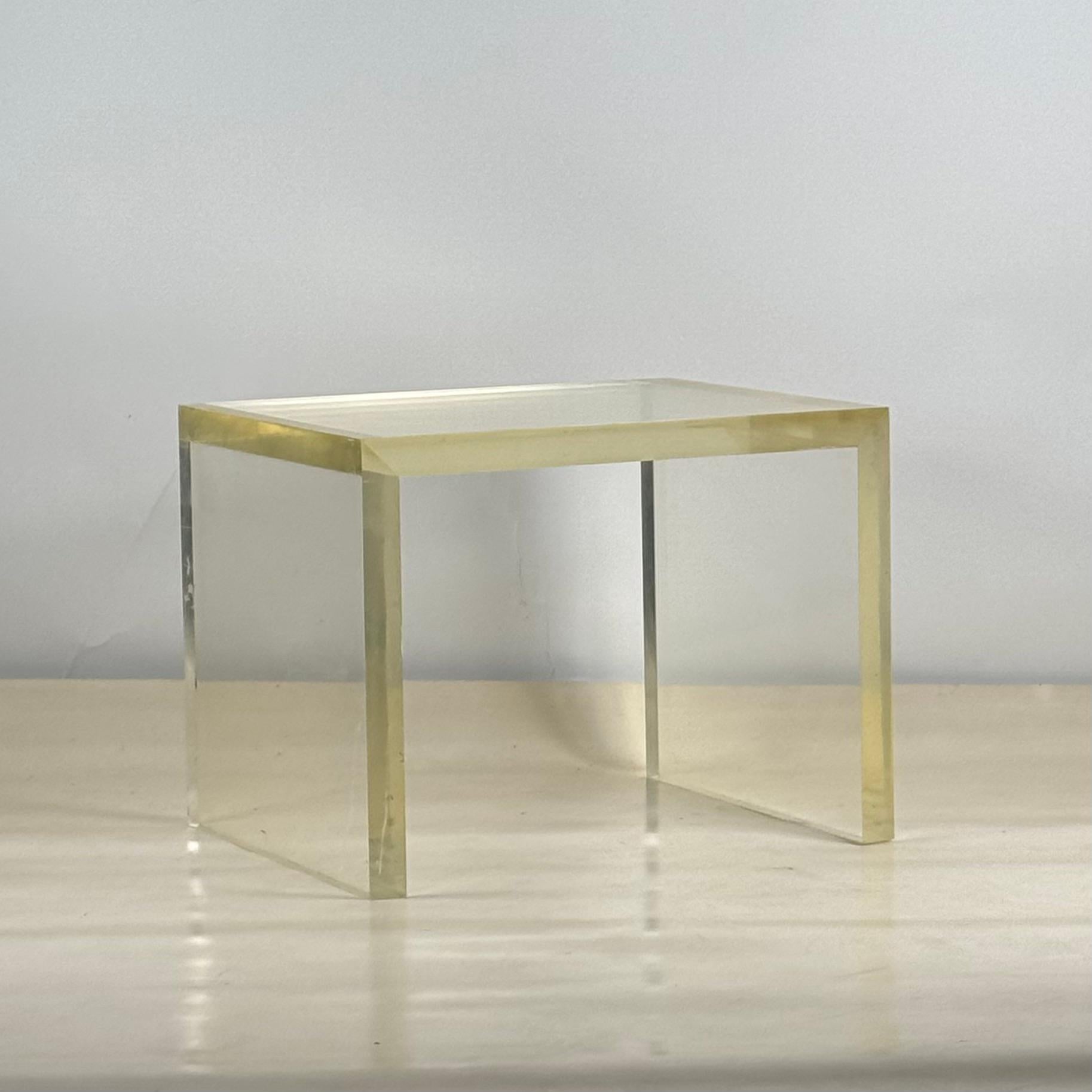 Postmoderne Table d'appoint en lucite épaisse postmoderne et minimaliste en vente