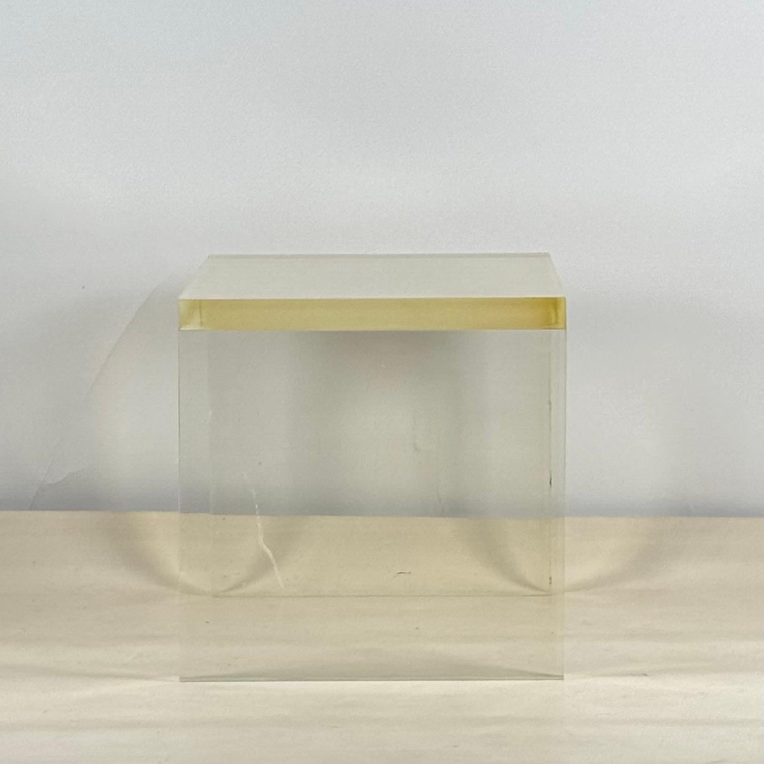 Américain Table d'appoint en lucite épaisse postmoderne et minimaliste en vente