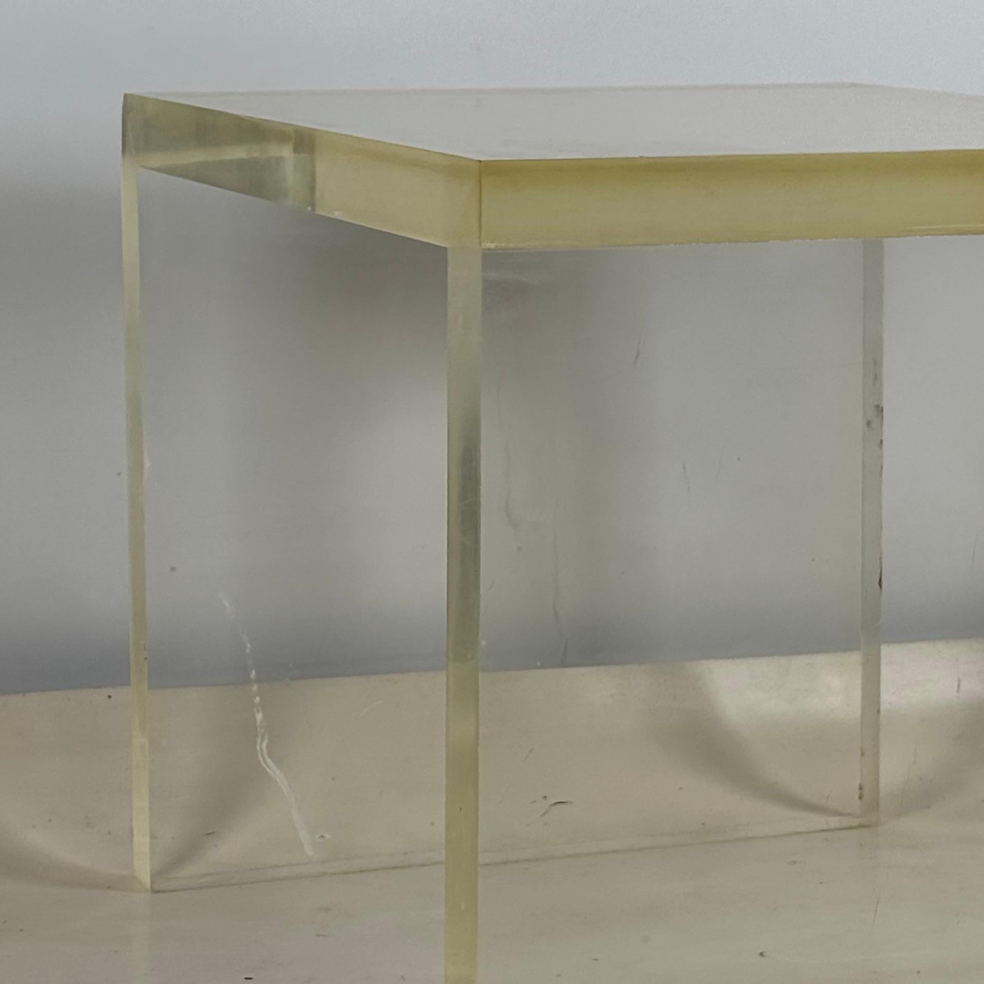 Poli Table d'appoint en lucite épaisse postmoderne et minimaliste en vente