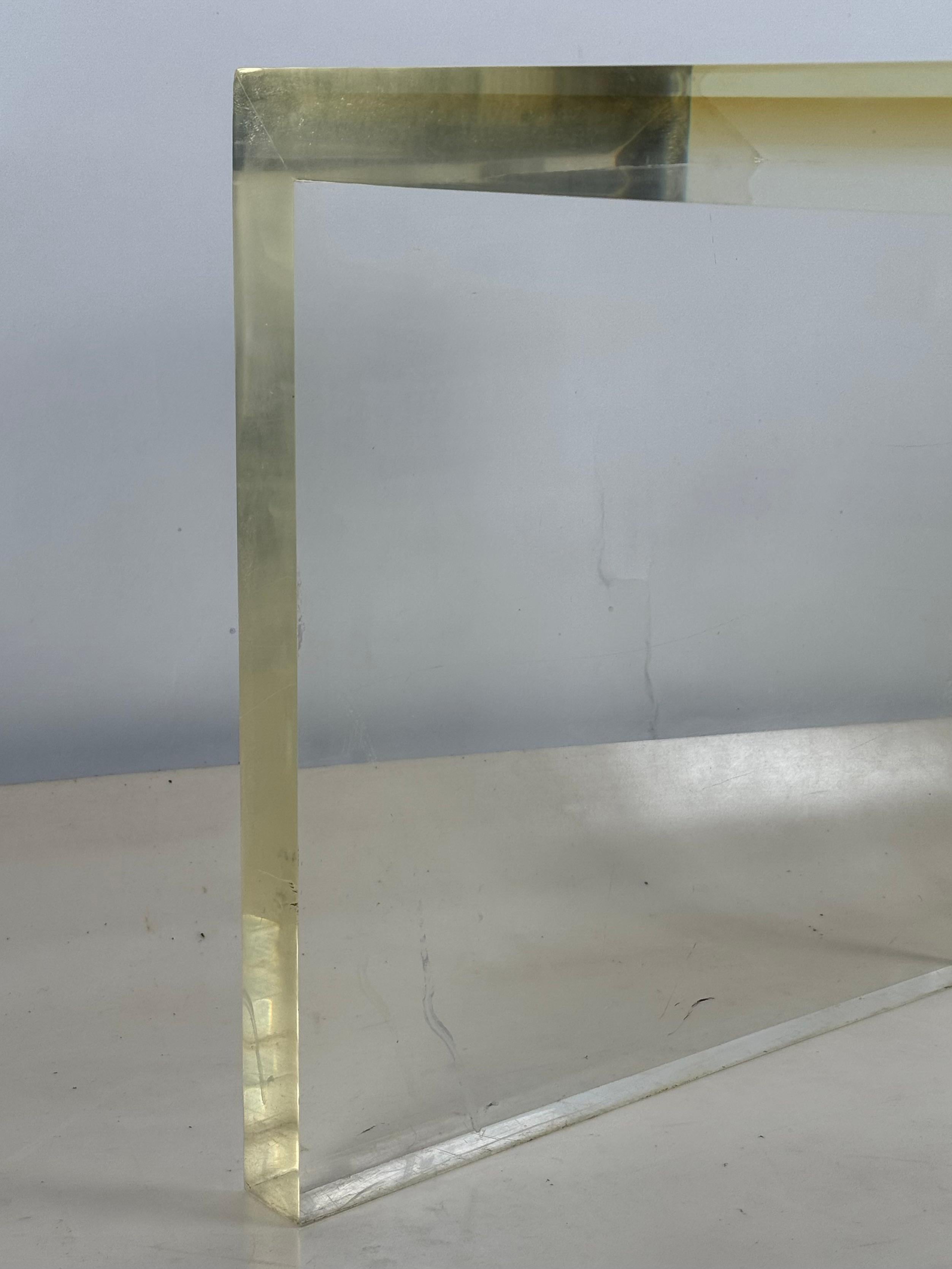 Table d'appoint en lucite épaisse postmoderne et minimaliste Bon état - En vente à Los Angeles, CA