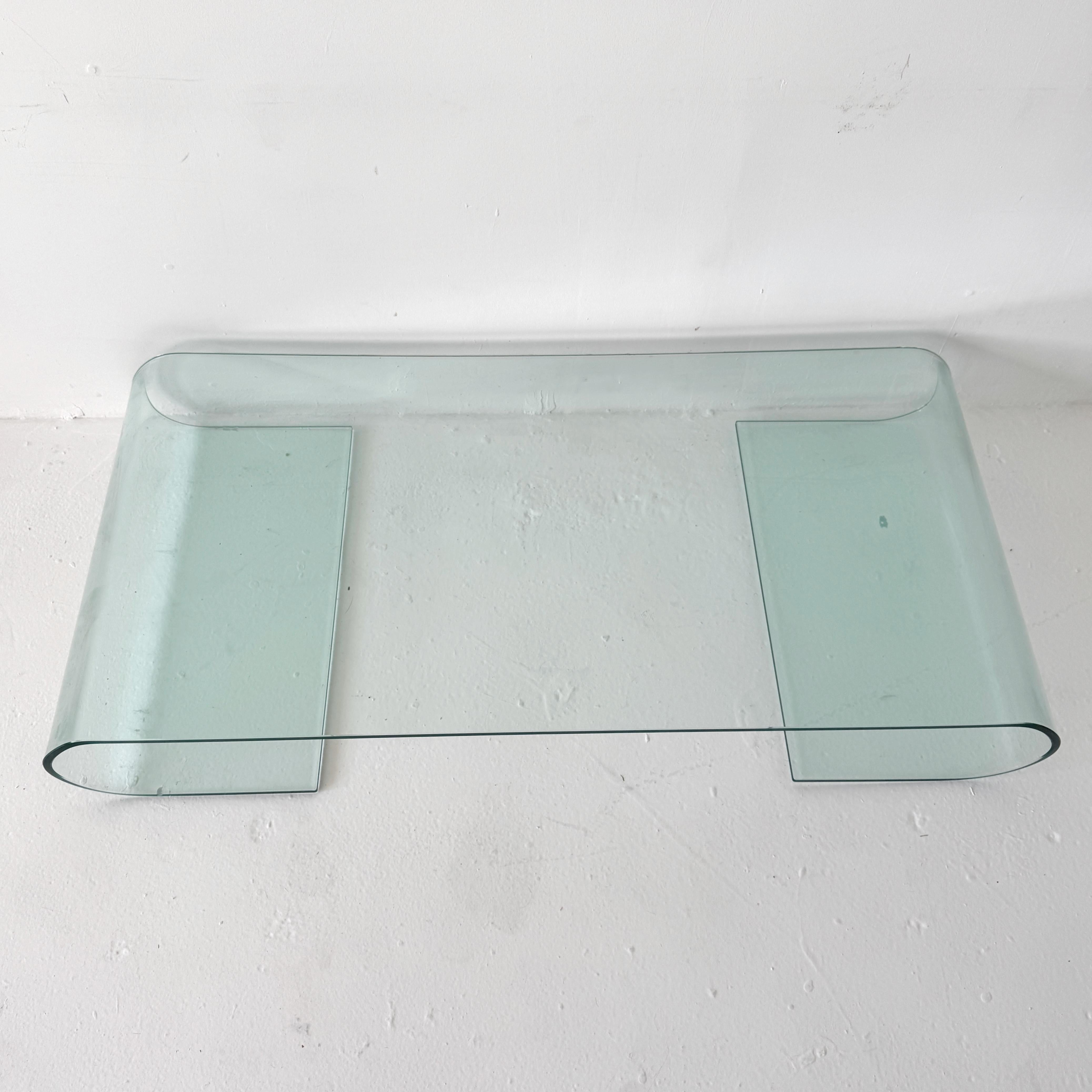 Mesa baja posmoderna minimalista de cristal con volutas, años 80 Posmoderno en venta