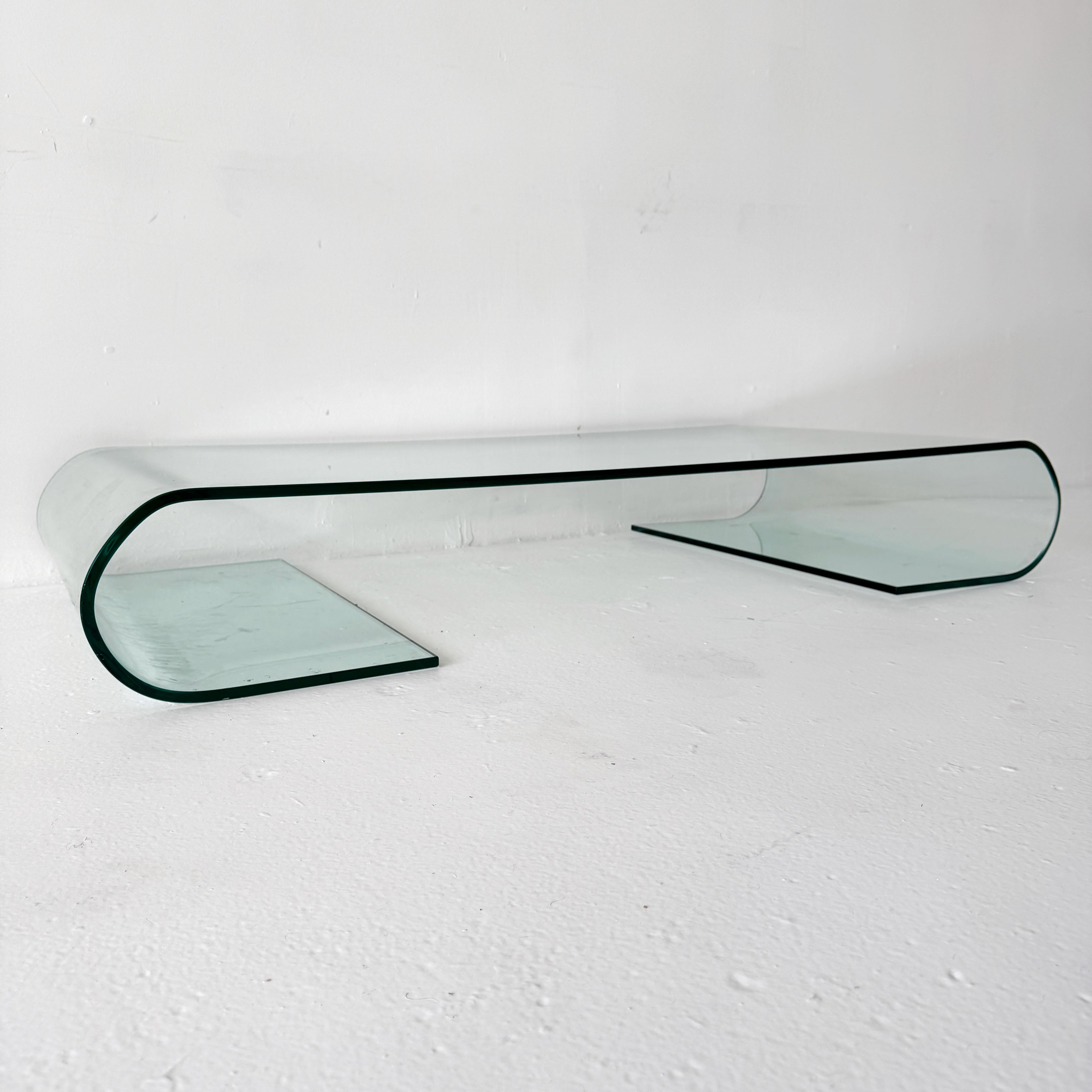 Mesa baja posmoderna minimalista de cristal con volutas, años 80 Moldeado en venta