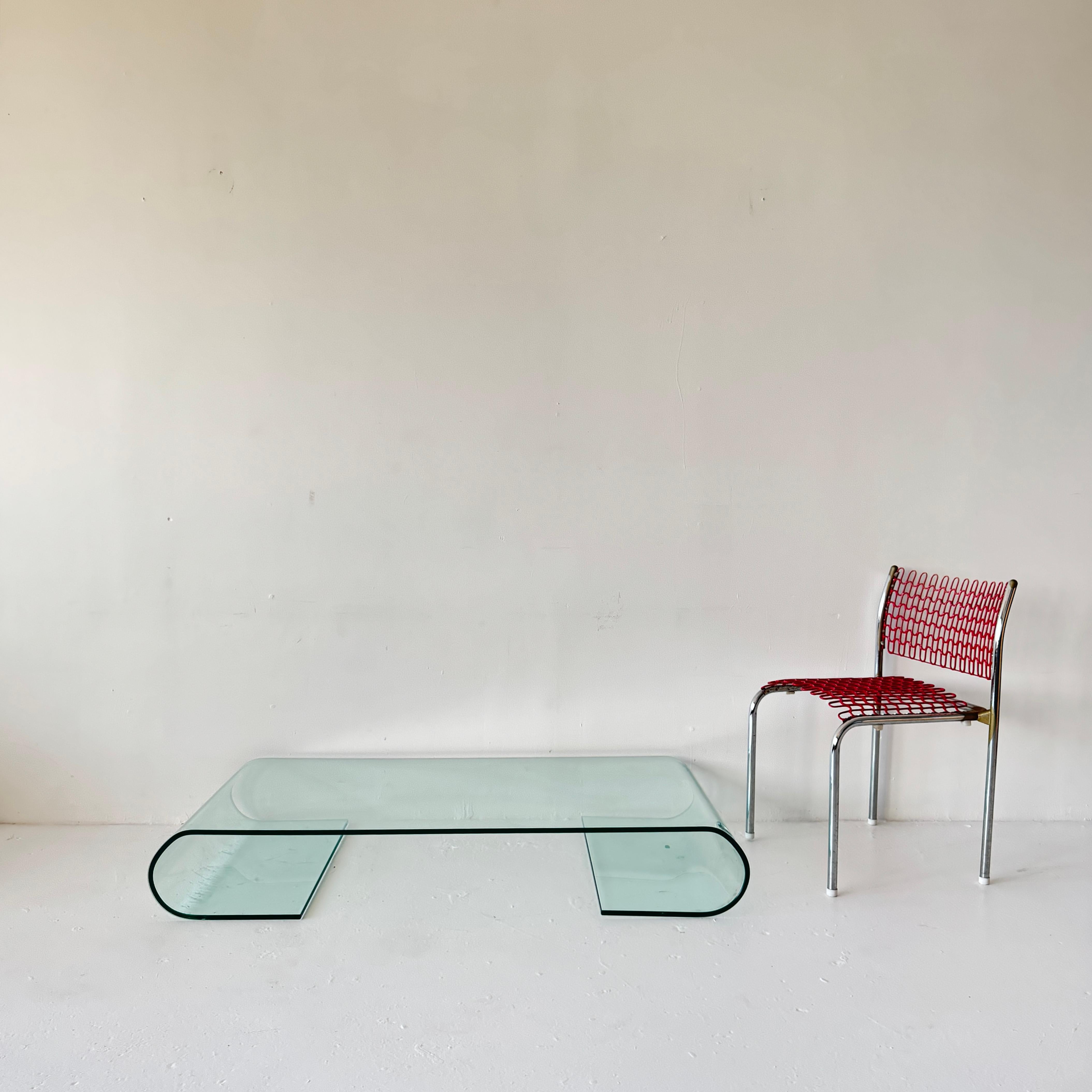 Mesa baja posmoderna minimalista de cristal con volutas, años 80 en Bueno estado para la venta en Los Angeles, CA