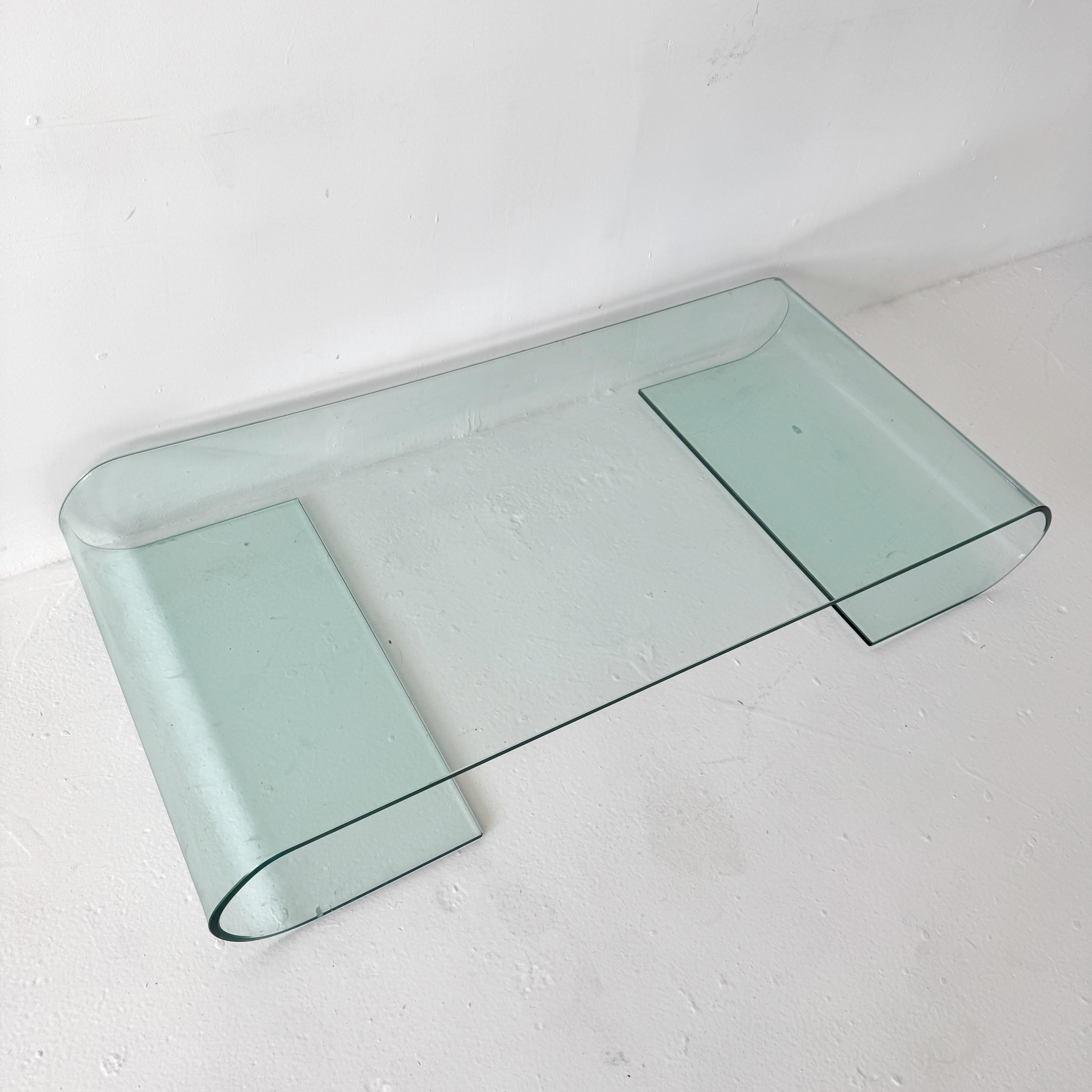 Mesa baja posmoderna minimalista de cristal con volutas, años 80 finales del siglo XX en venta