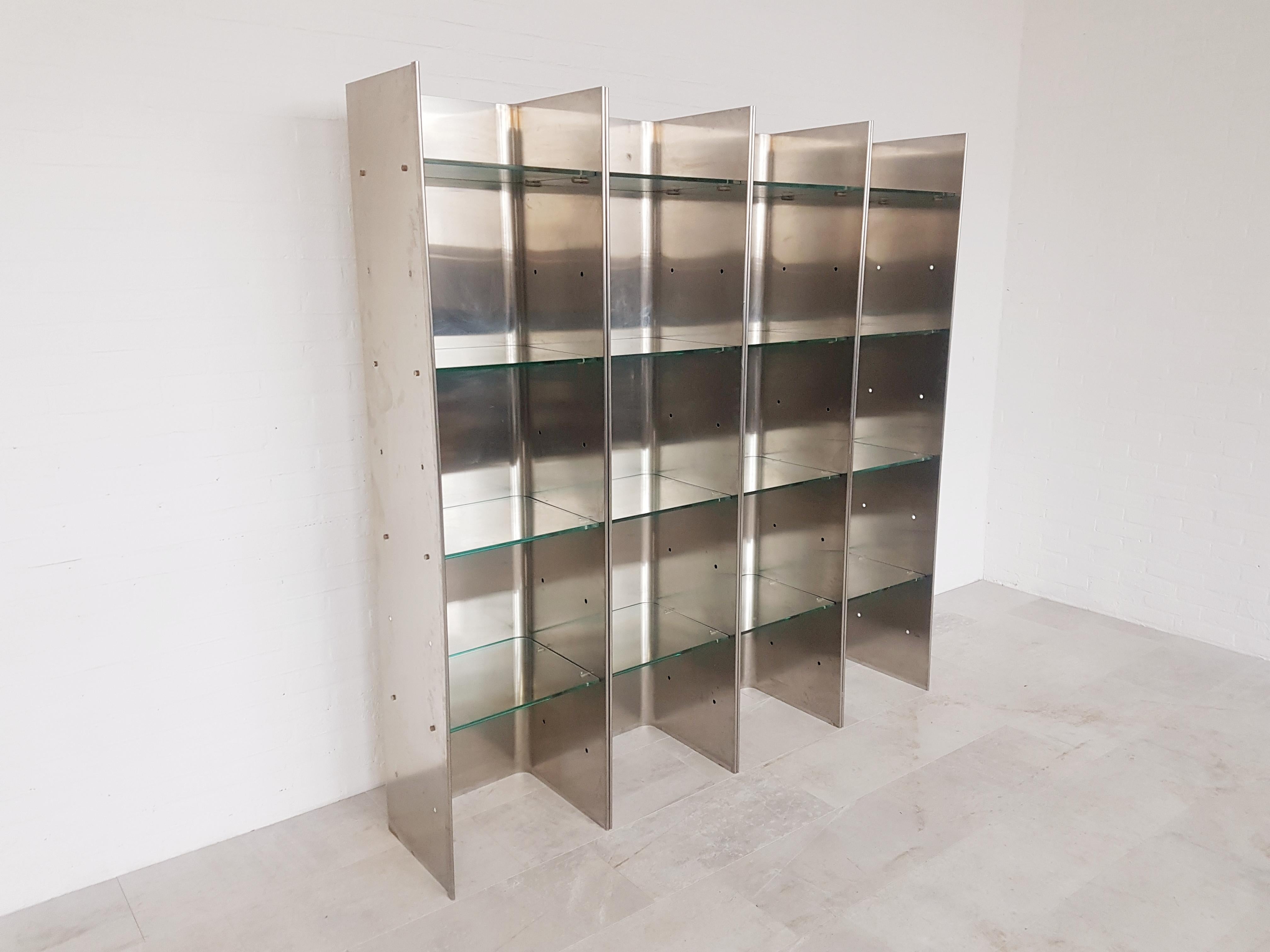 Arflex is a company that marked the history of Italian design employing great designers such as Marco Zanuso, Carlo Mollino, Joe Colombo.
Carla Venosta and Guido Zimmerman designed this minimalist bookcase in the 1970s, it can also be used as a