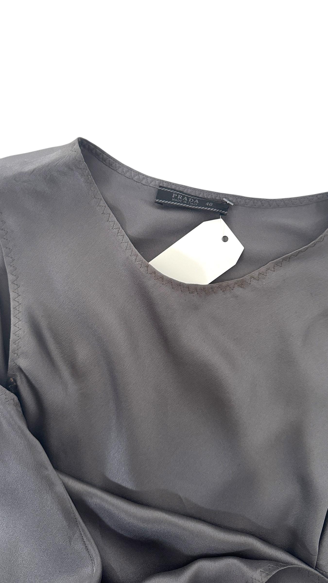 Minimalist Prada Sleeveless Gray Silk Top - No import duty, we pay for it! in vendita 6