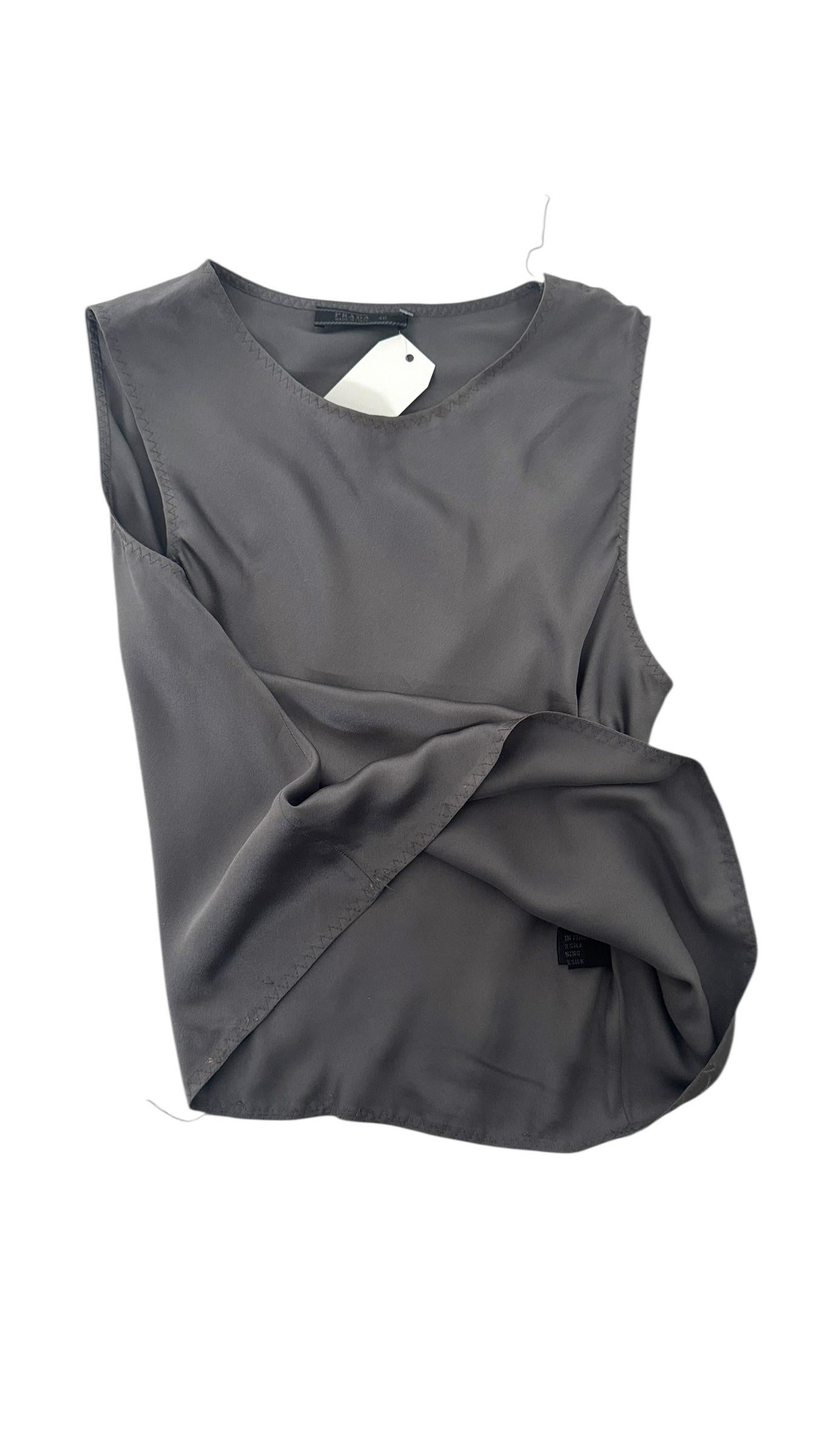 Minimalist Prada Sleeveless Gray Silk Top - No import duty, we pay for it! in vendita 7