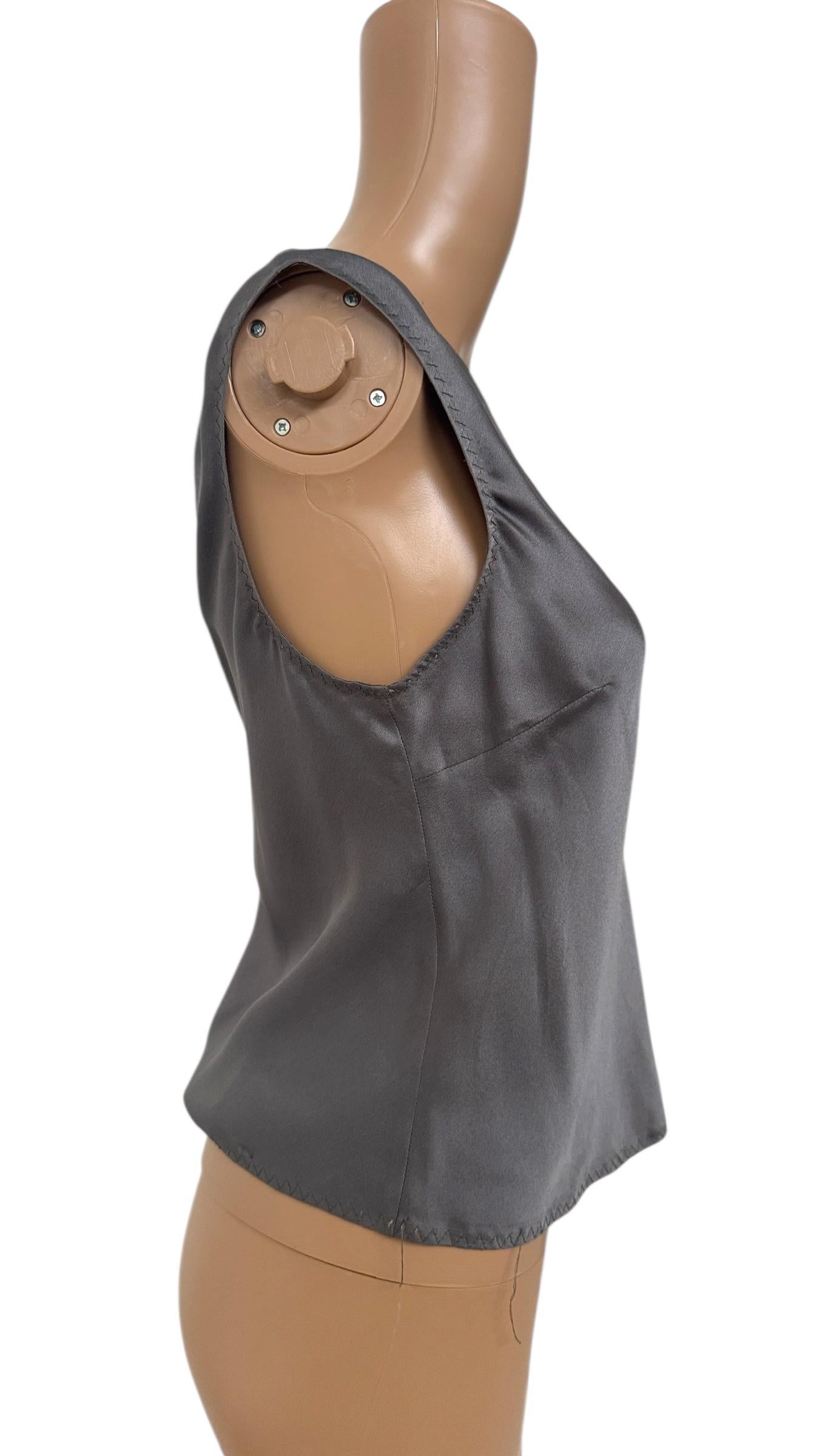 Minimalist Prada Sleeveless Gray Silk Top - No import duty, we pay for it! In condizioni buone in vendita a Milano, IT