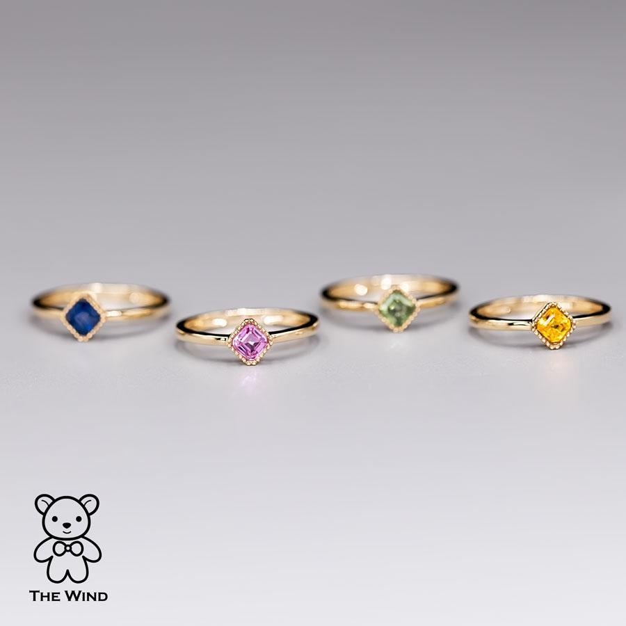 Women's or Men's Minimalist Princess Cut Green Sapphire Ring 14K Yellow Gold For Sale