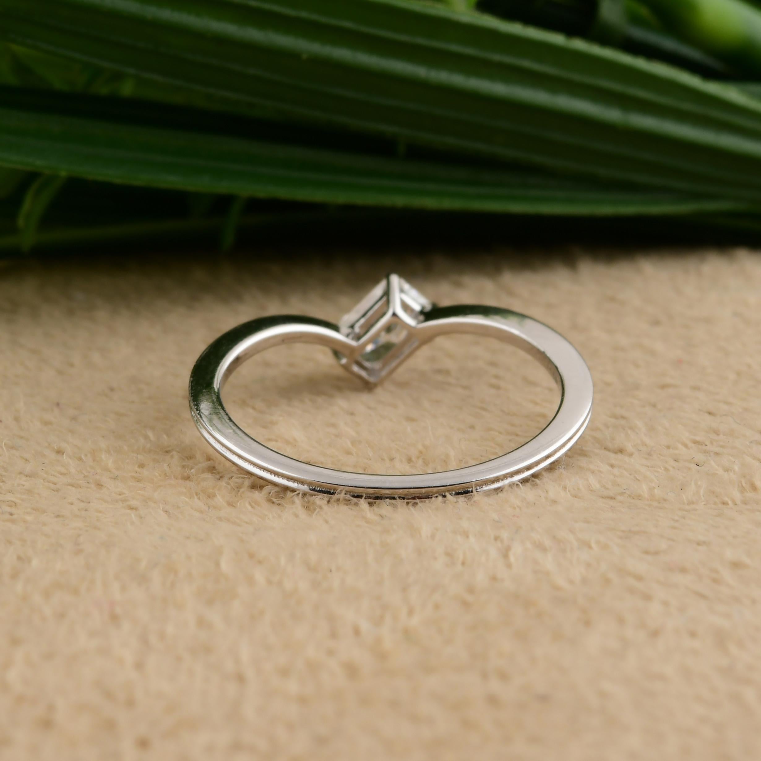 Im Angebot: Minimalistischer Diamant-Verlobungsring mit Strahlenschliff und Solitär 14 Karat Weißgold () 4