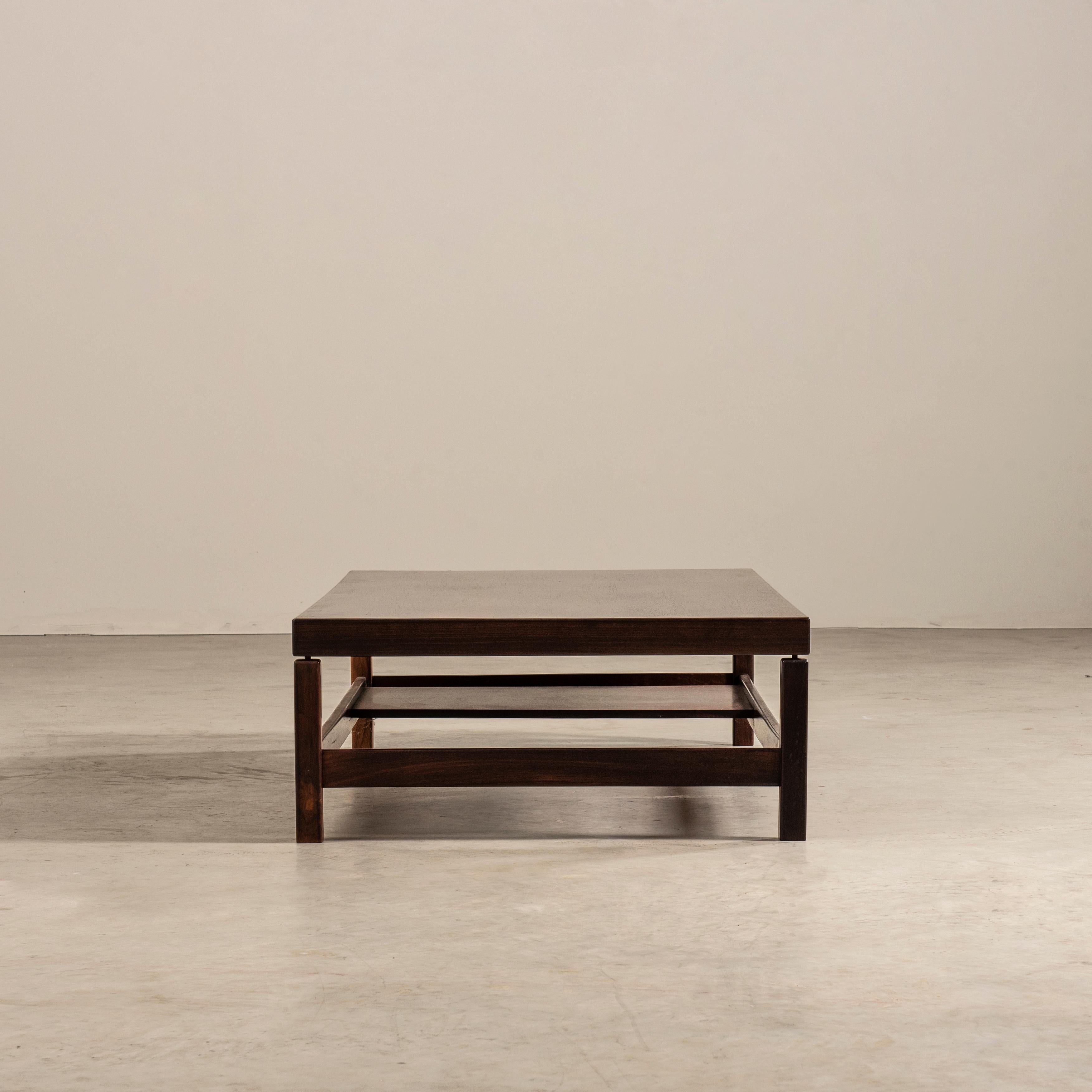 Table basse rectangulaire minimaliste en bois massif, style brésilien moderne du milieu du siècle dernier  en vente 3