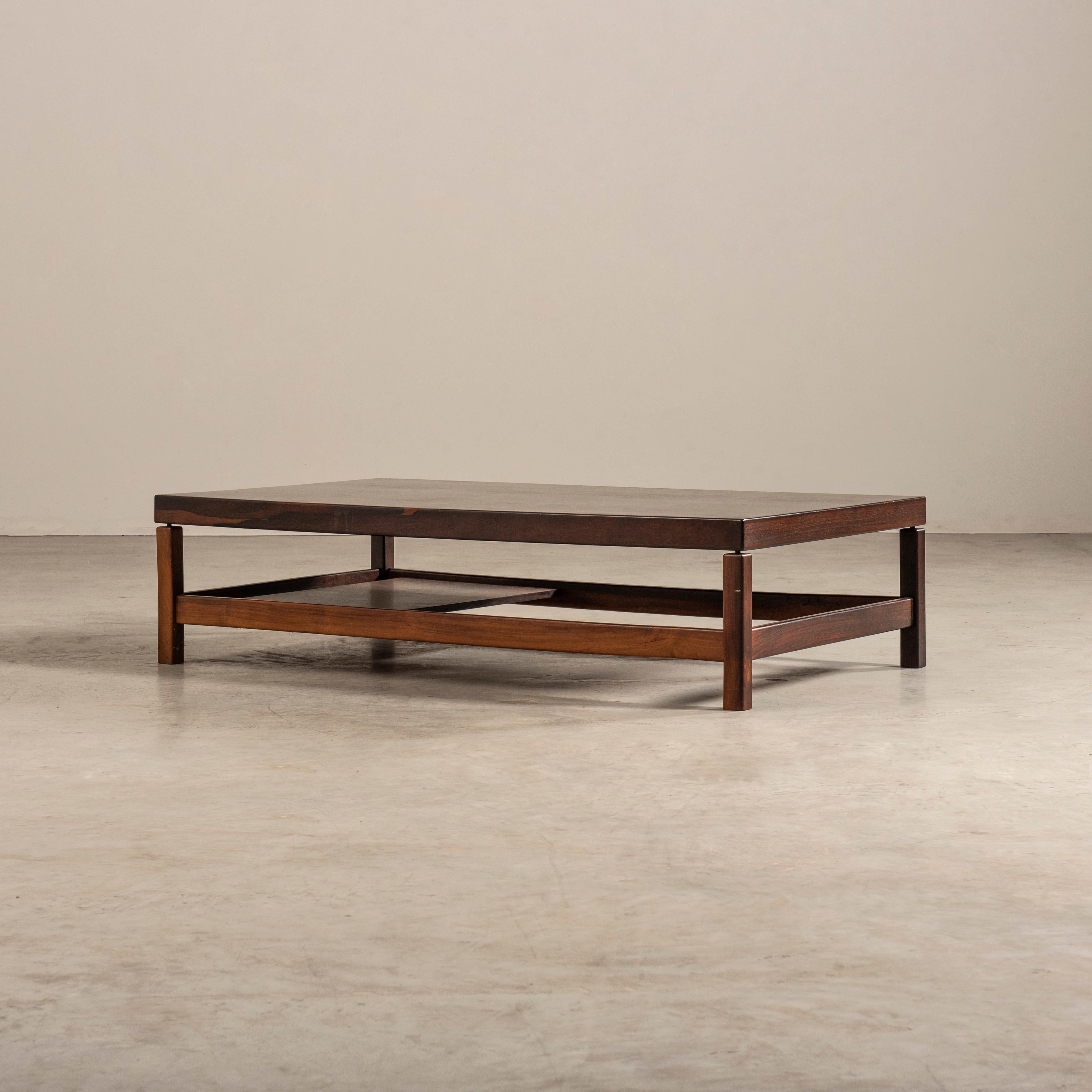 Cette table basse présente un design intemporel rappelant le célèbre designer brésilien Sergio Rodrigues. Fabriquée au Brésil dans les années 1960, cette pièce exsude l'esprit de cette époque, capturant l'essence de l'esthétique moderne du milieu du
