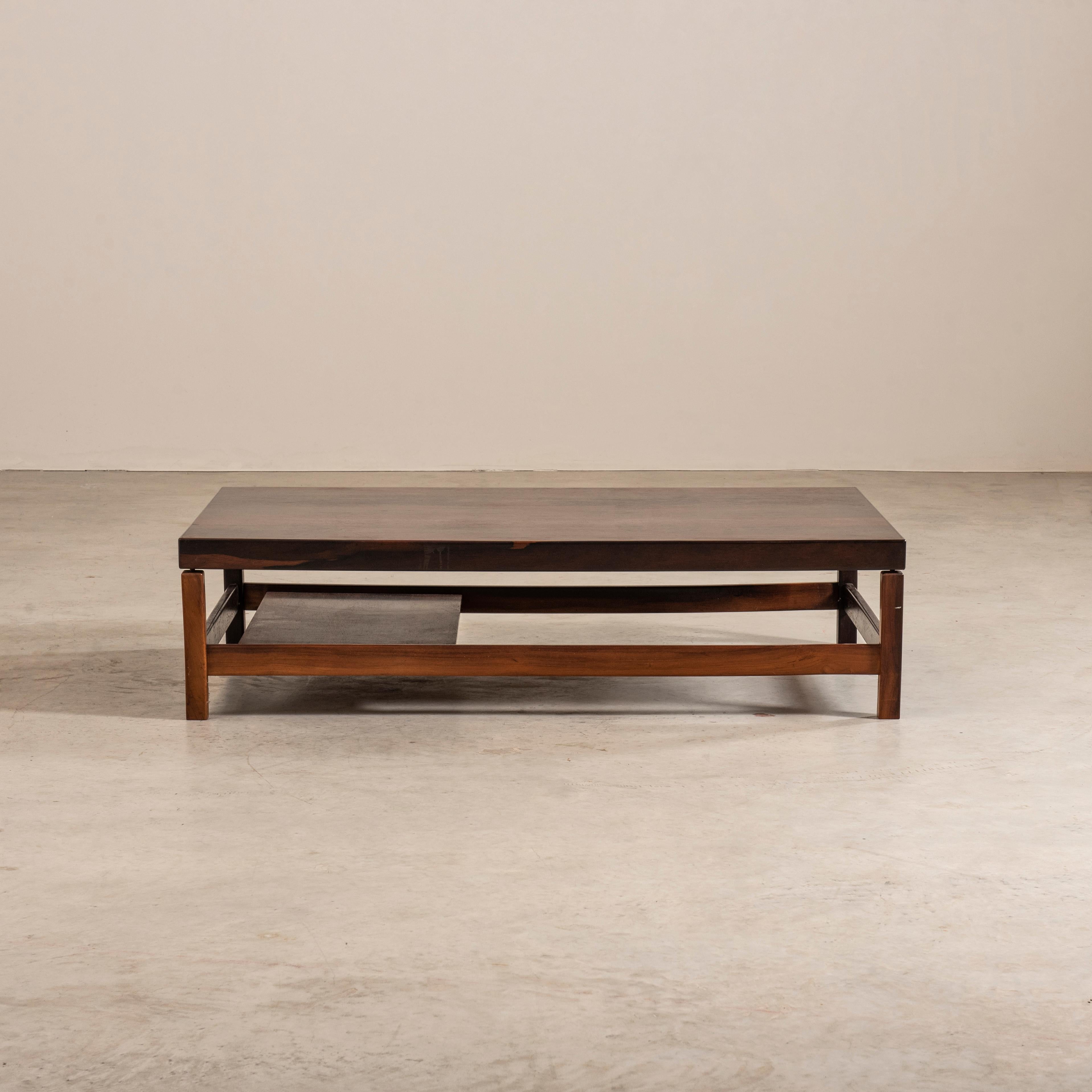 Mid-Century Modern Table basse rectangulaire minimaliste en bois massif, style brésilien moderne du milieu du siècle dernier  en vente