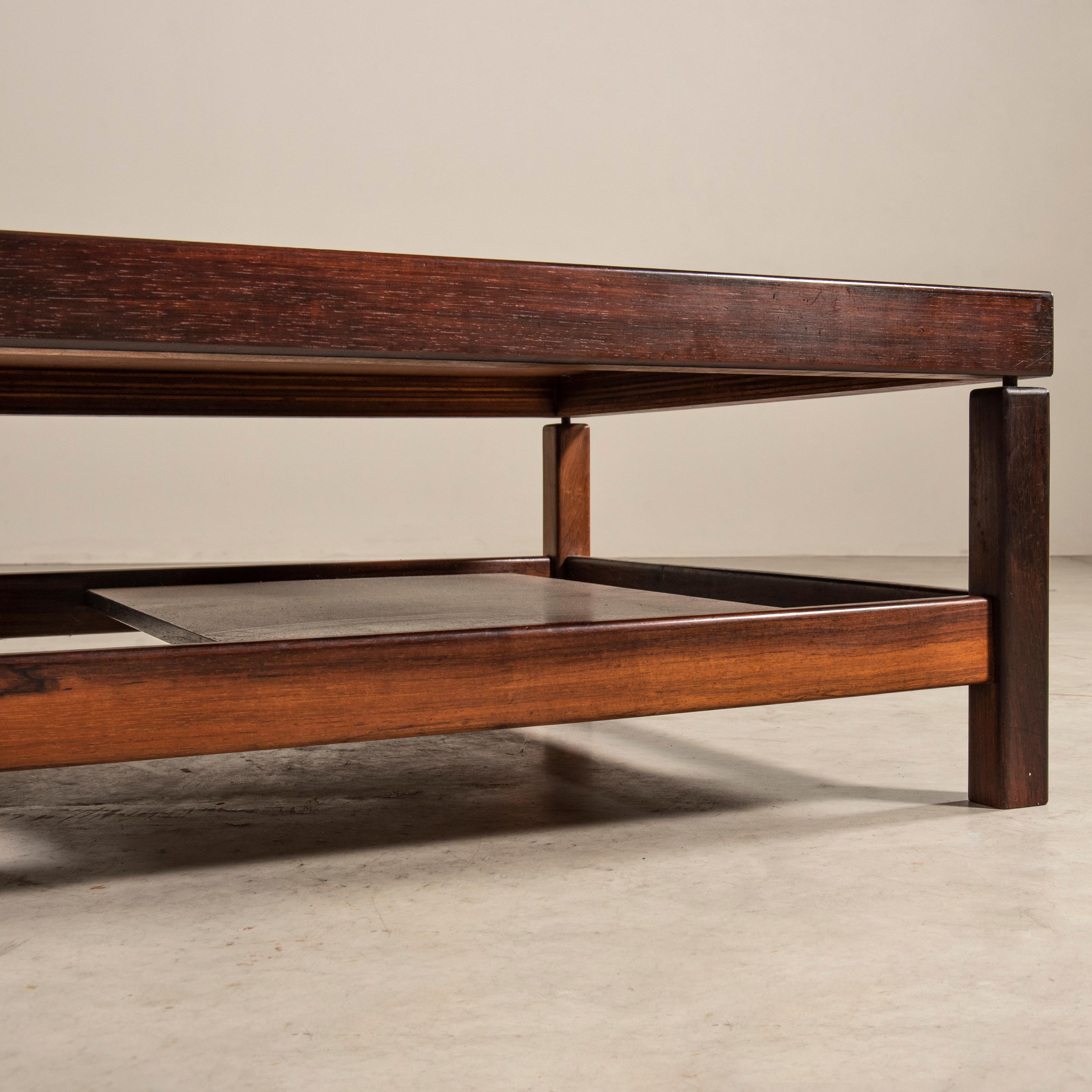 Brésilien Table basse rectangulaire minimaliste en bois massif, style brésilien moderne du milieu du siècle dernier  en vente