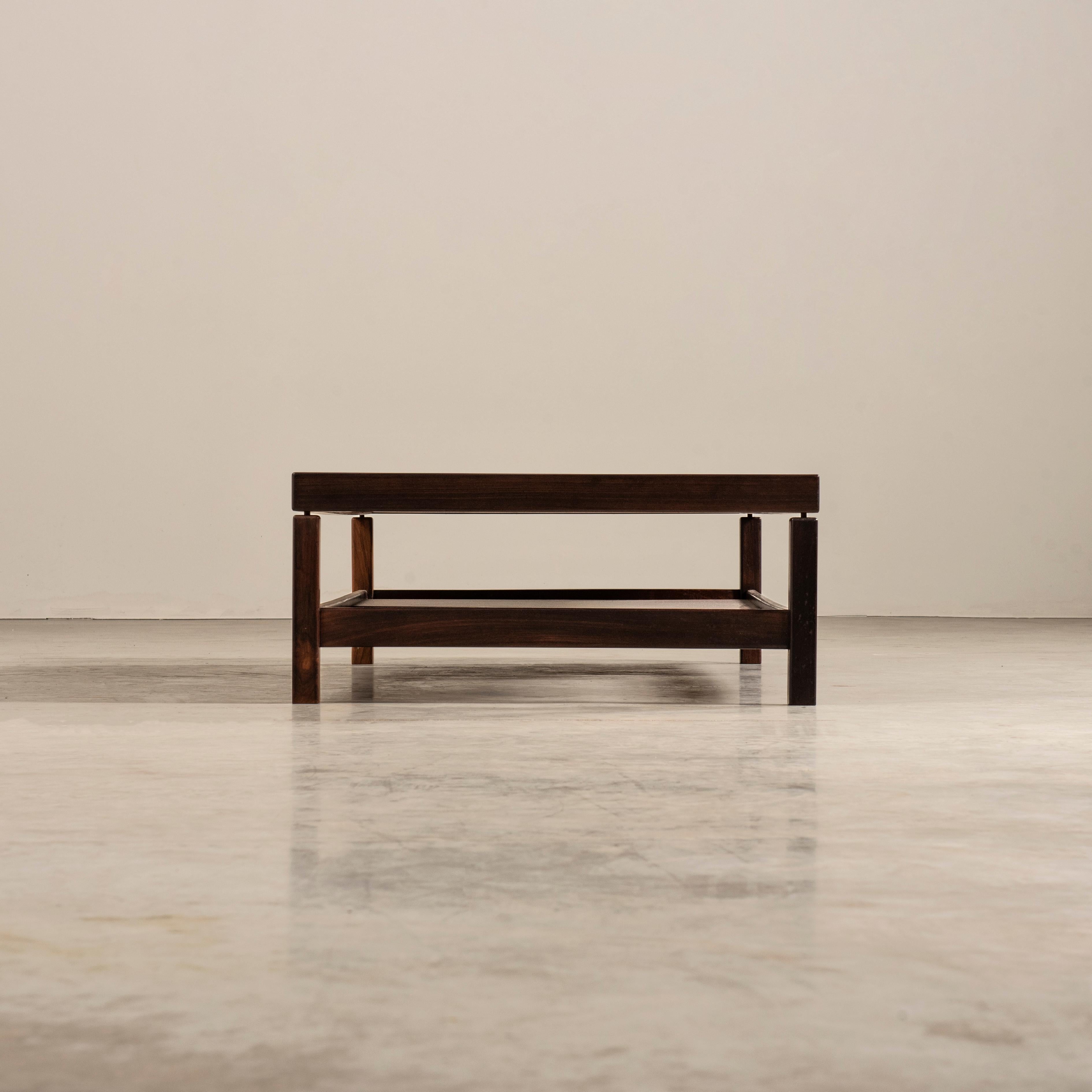 Table basse rectangulaire minimaliste en bois massif, style brésilien moderne du milieu du siècle dernier  Bon état - En vente à Sao Paulo, SP