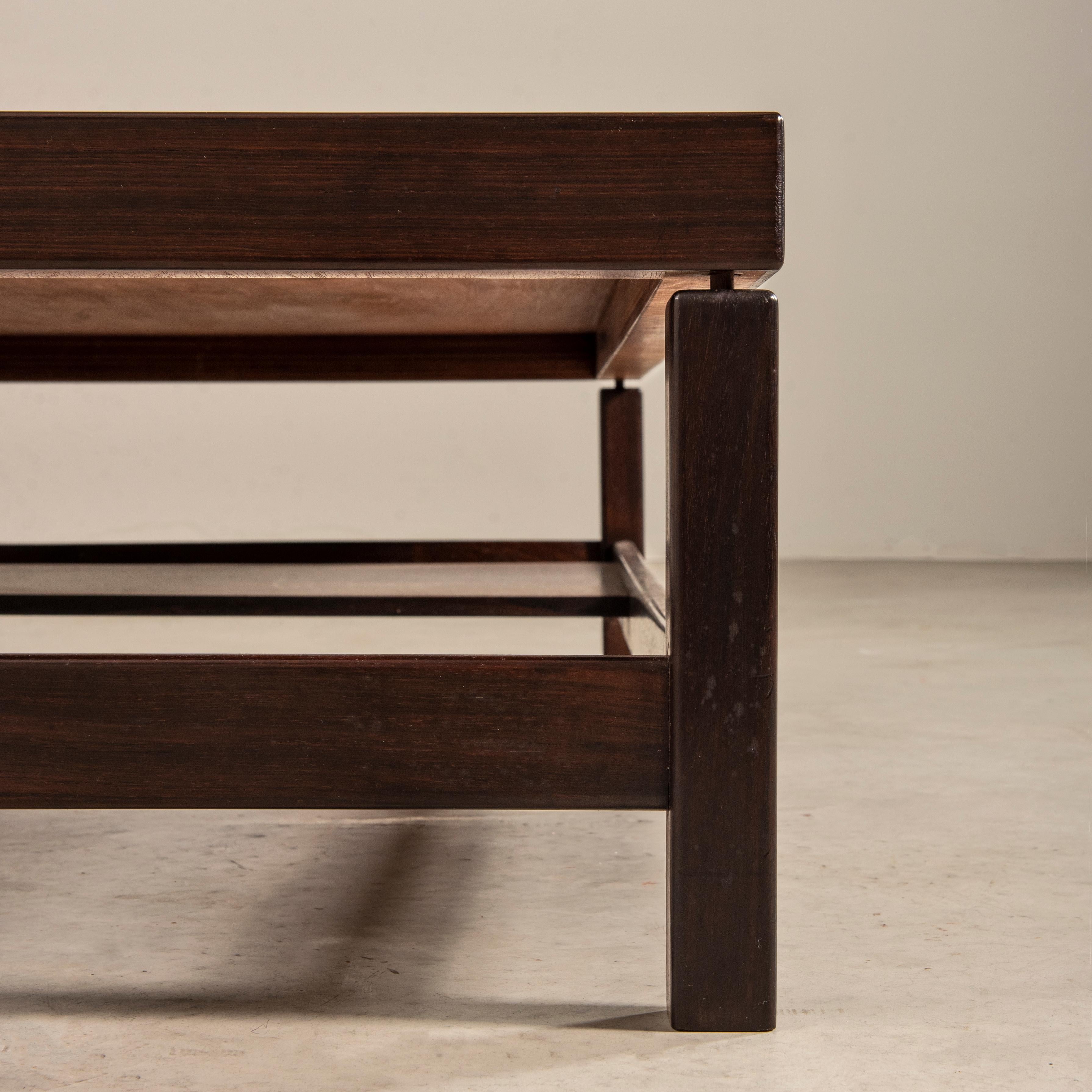 20ième siècle Table basse rectangulaire minimaliste en bois massif, style brésilien moderne du milieu du siècle dernier  en vente