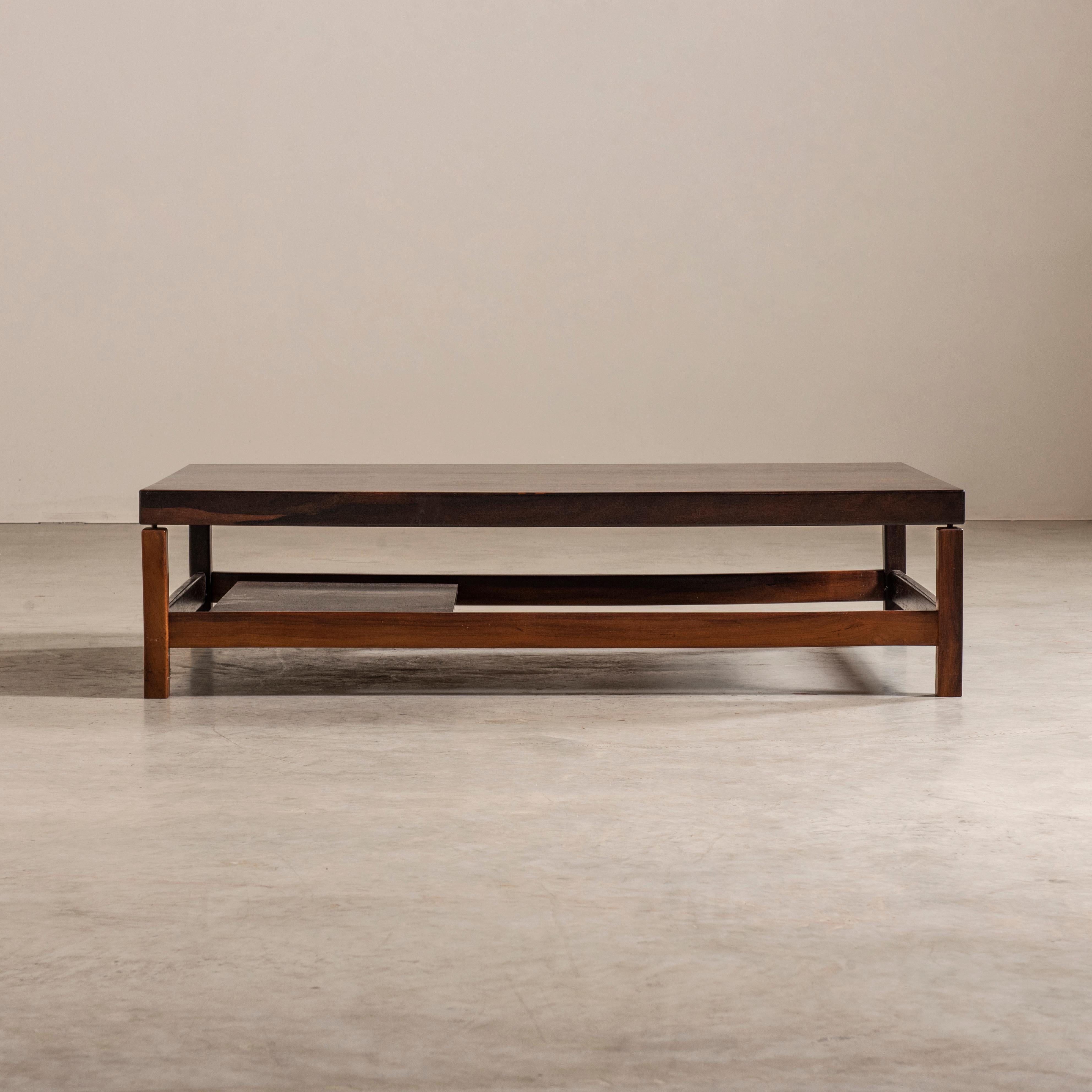 Table basse rectangulaire minimaliste en bois massif, style brésilien moderne du milieu du siècle dernier  en vente 1