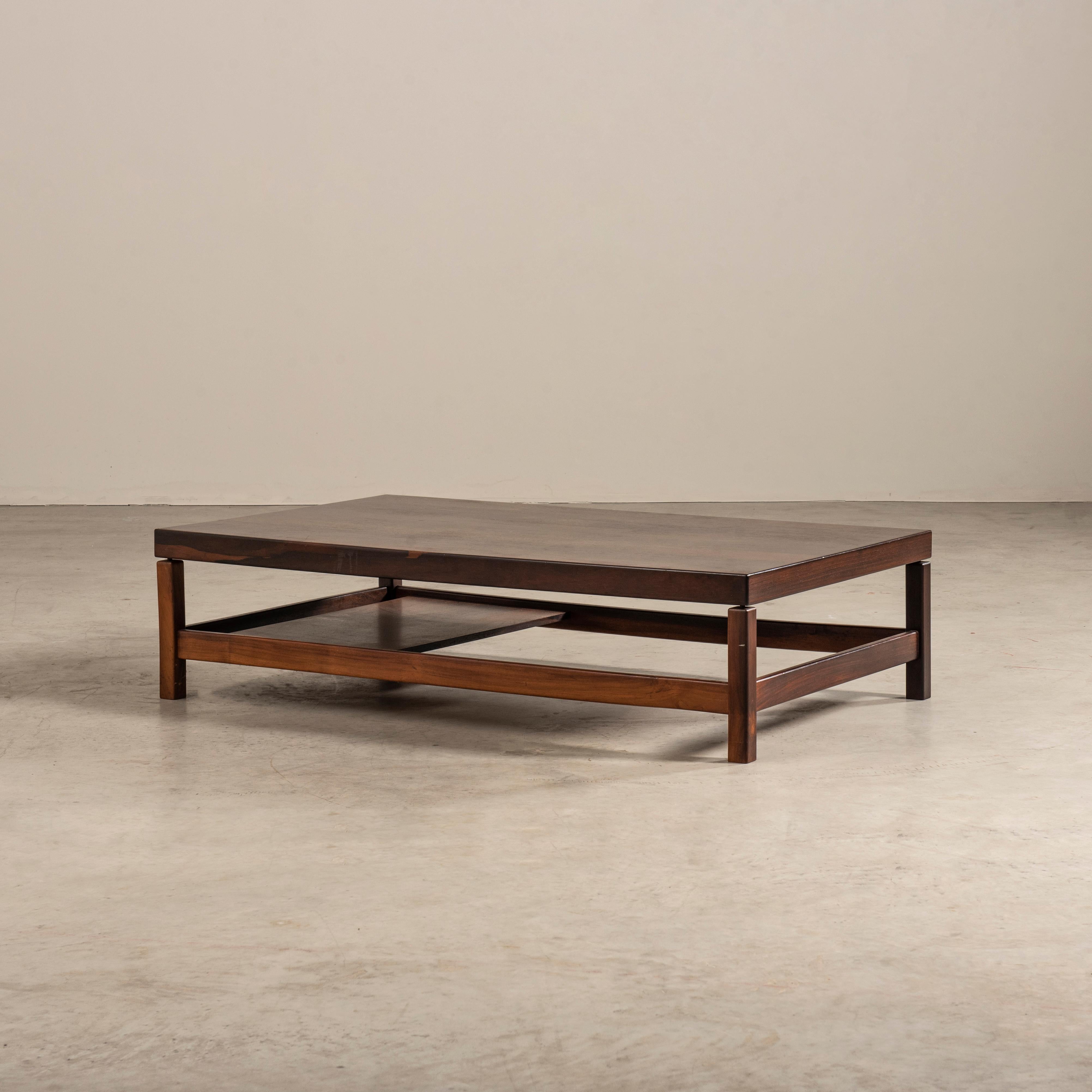 Table basse rectangulaire minimaliste en bois massif, style brésilien moderne du milieu du siècle dernier  en vente 2