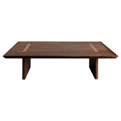 Table basse rectangulaire minimaliste en noyer par No Age Studio