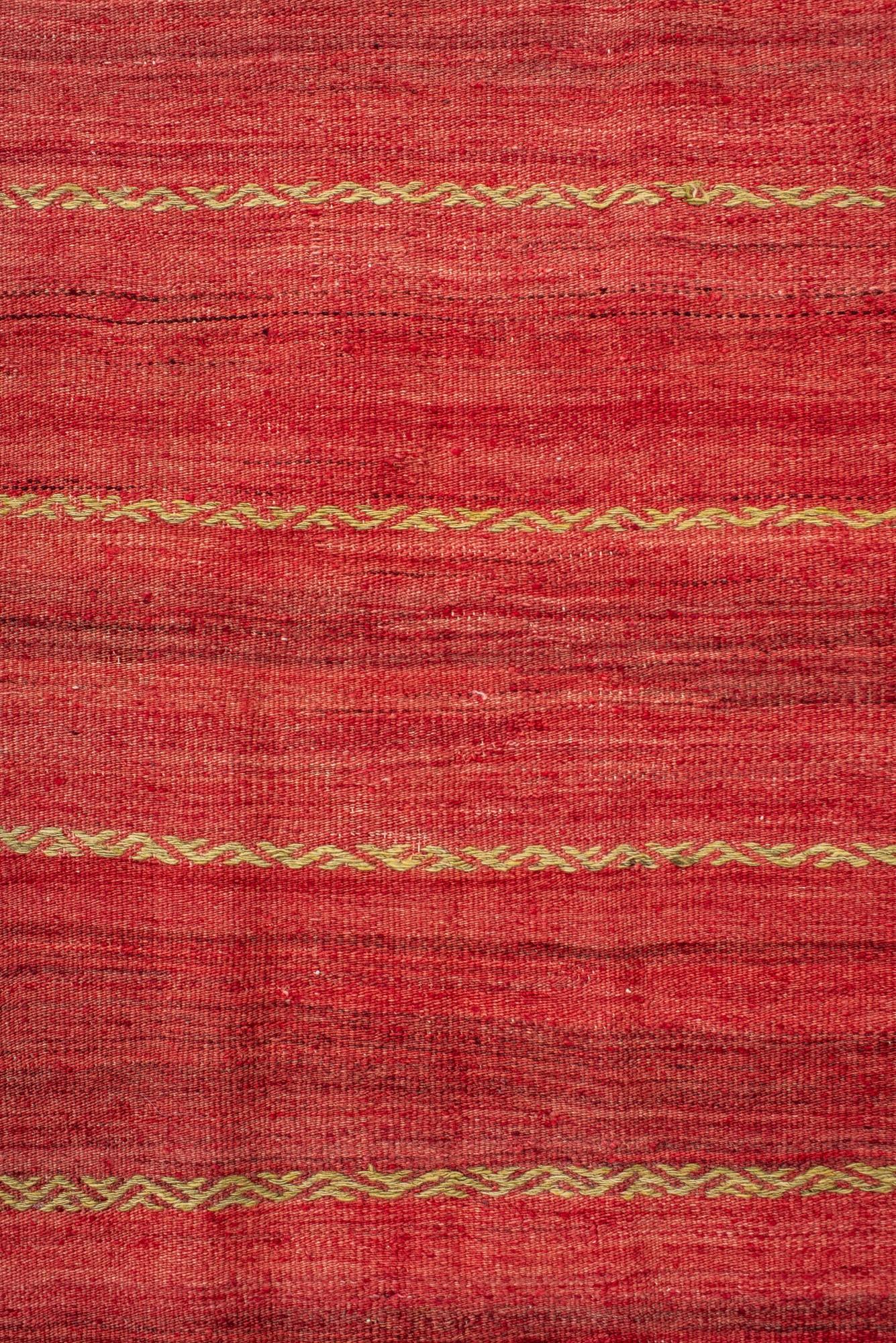 Annodato a mano Kilim turco rosso minimalista con morbido motivo tribale in vendita